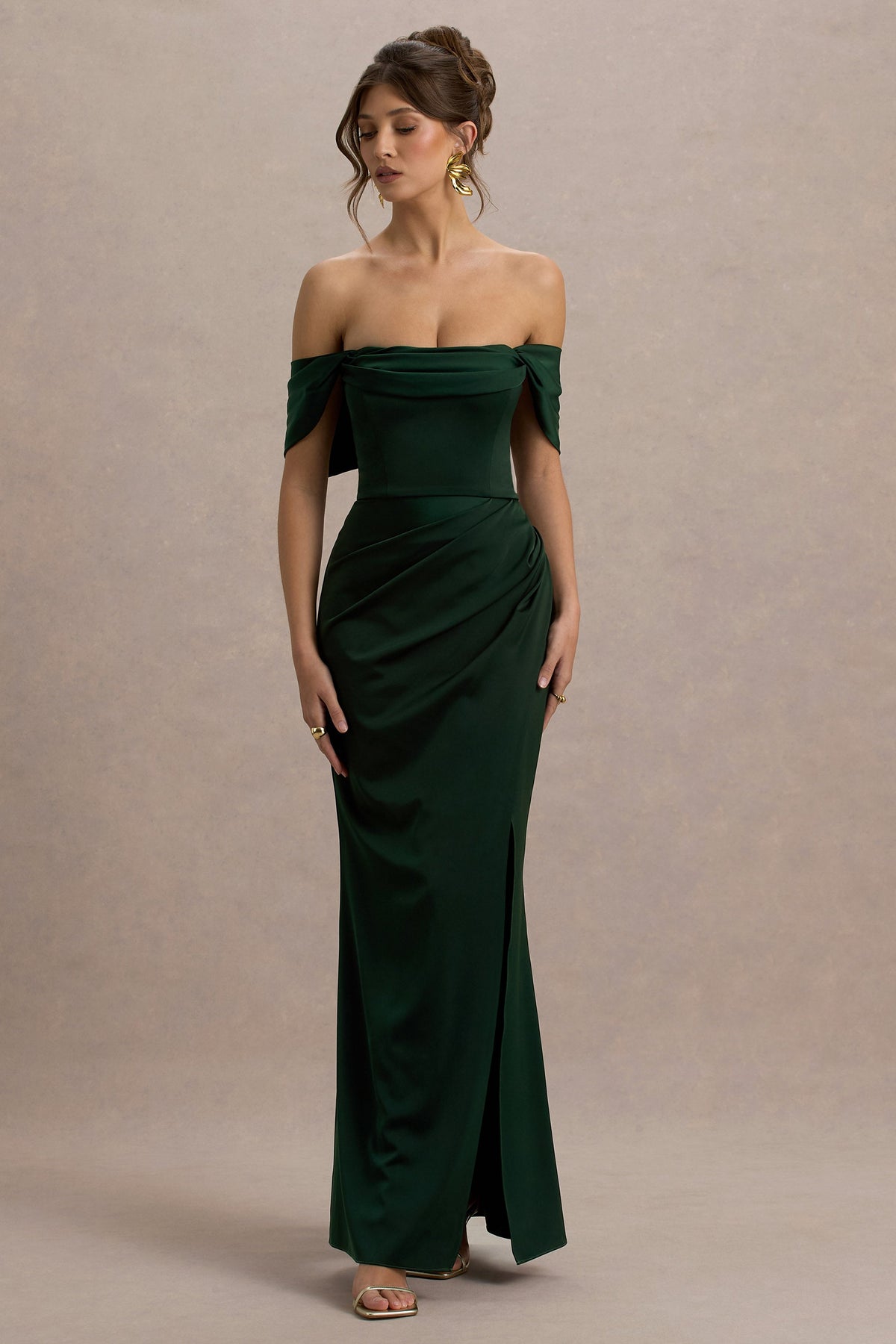 Annie | Smaragdgrünes Satin-Bardot-Maxikleid mit Wickelrock und Schlitz