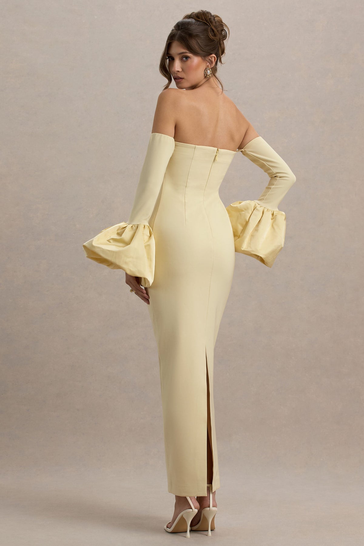 Myah | Zitronengelbes Bandeau-Maxikleid mit langen Ärmeln und Puffbündchen.