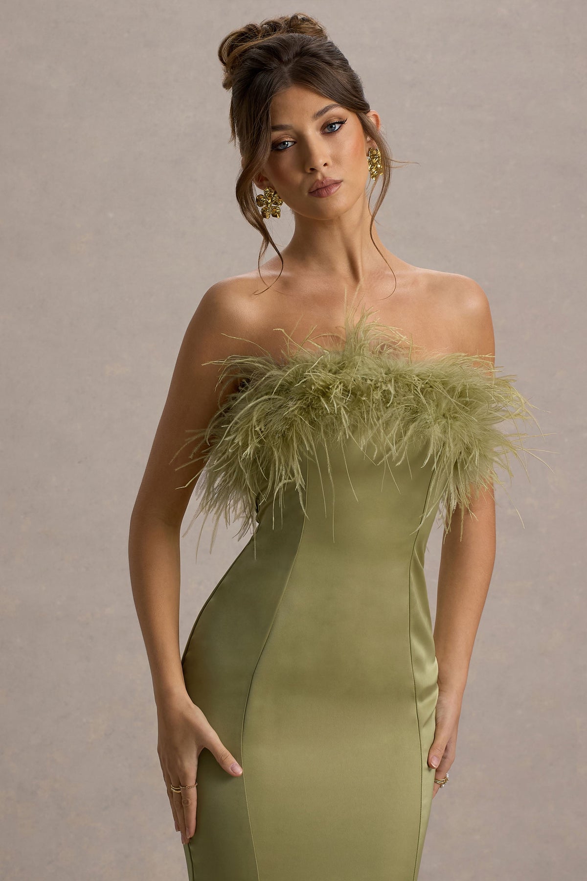 One And Only | Hellgrünes Satin-Bandeau-Midikleid mit Federbesatz