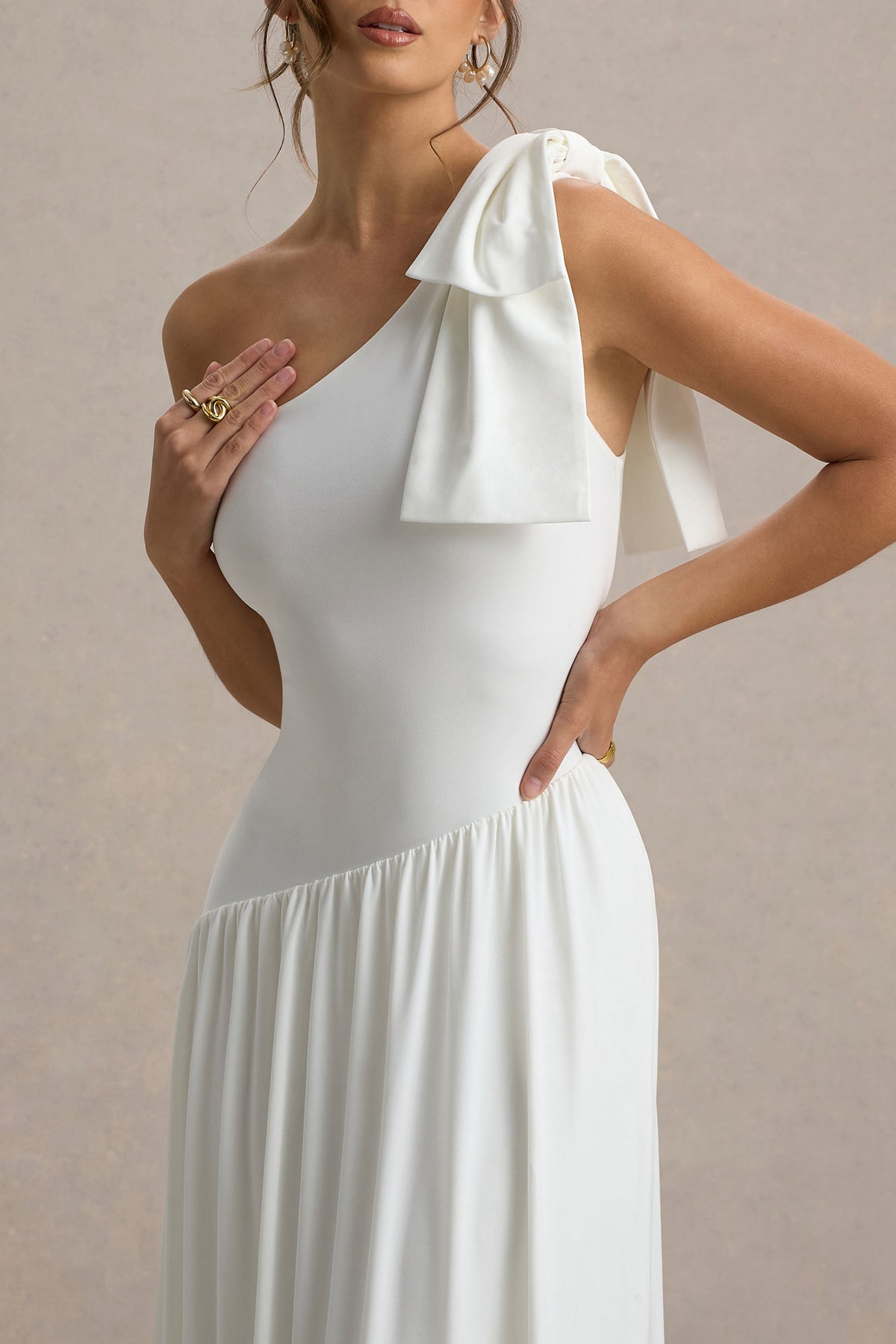 Lotus Love | Weißes Ein-Schulter-Maxikleid mit Zipfelsaum und Schleife