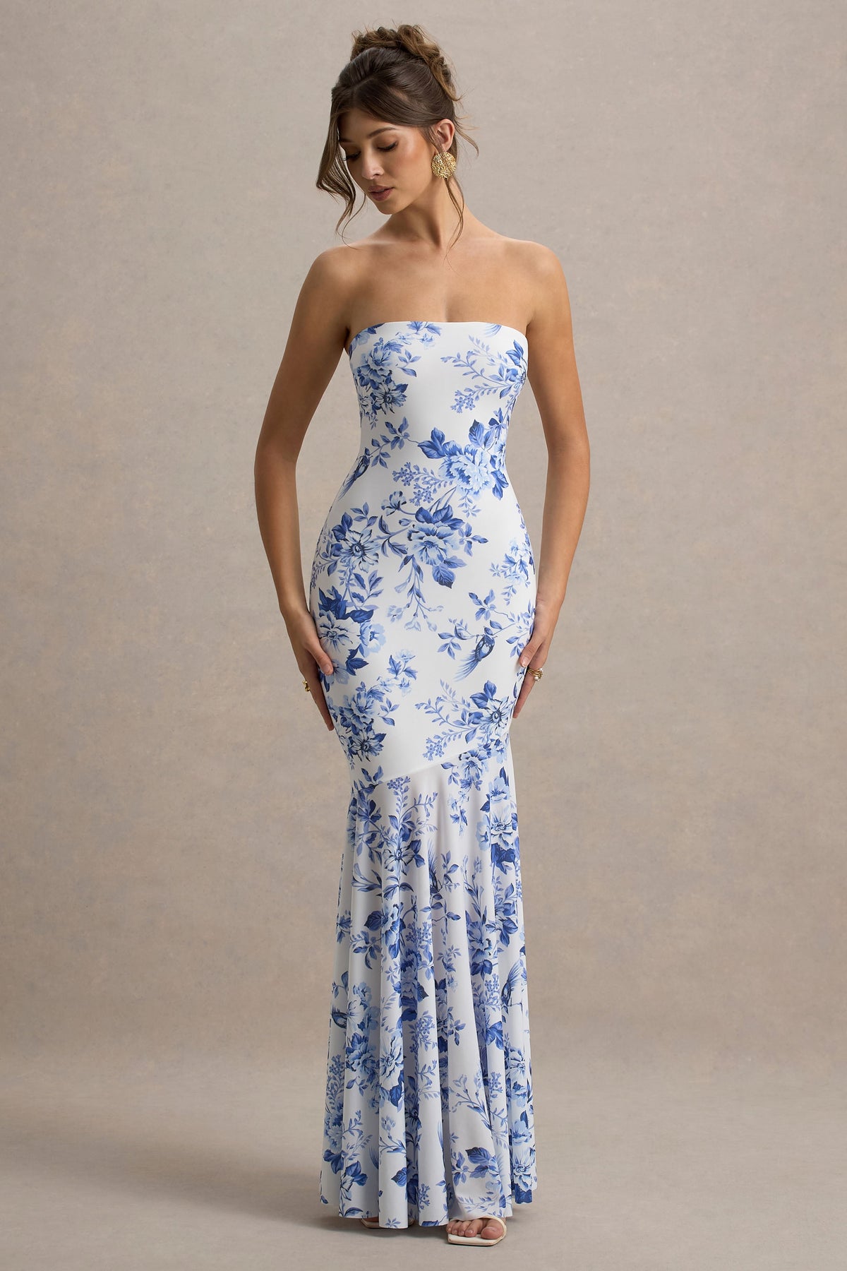 Callie | Blaue Bandeau-Fishtail-Maxikleid mit Porzellan-Print