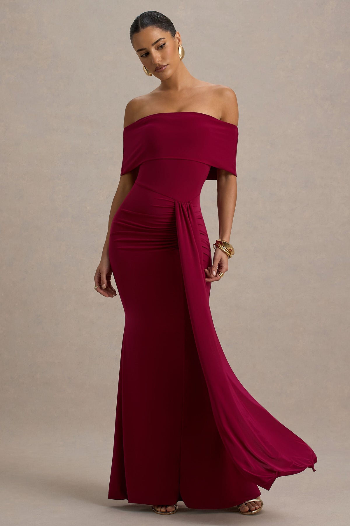 Delma | Burgunderfarbiges Bardot-Maxikleid mit Drapierung.