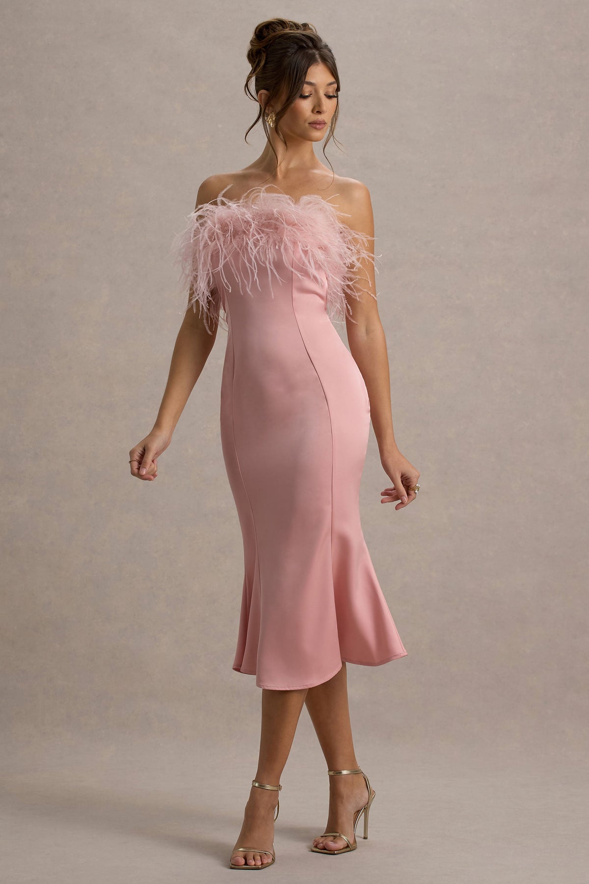 One And Only | Hellrosa Satin-Bandeau-Midikleid mit Federbesatz