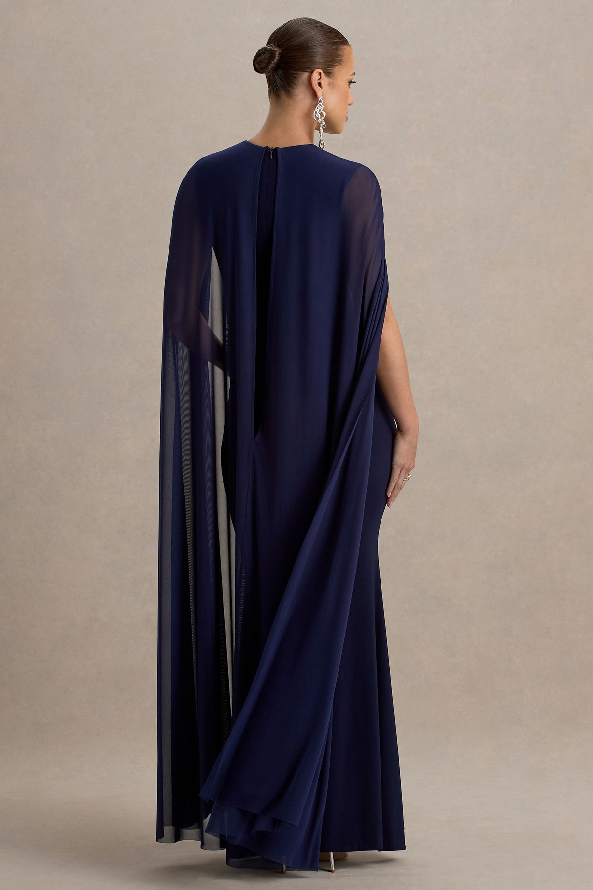 Currant | Marineblaues Maxikleid mit hohem Kragen und Cape