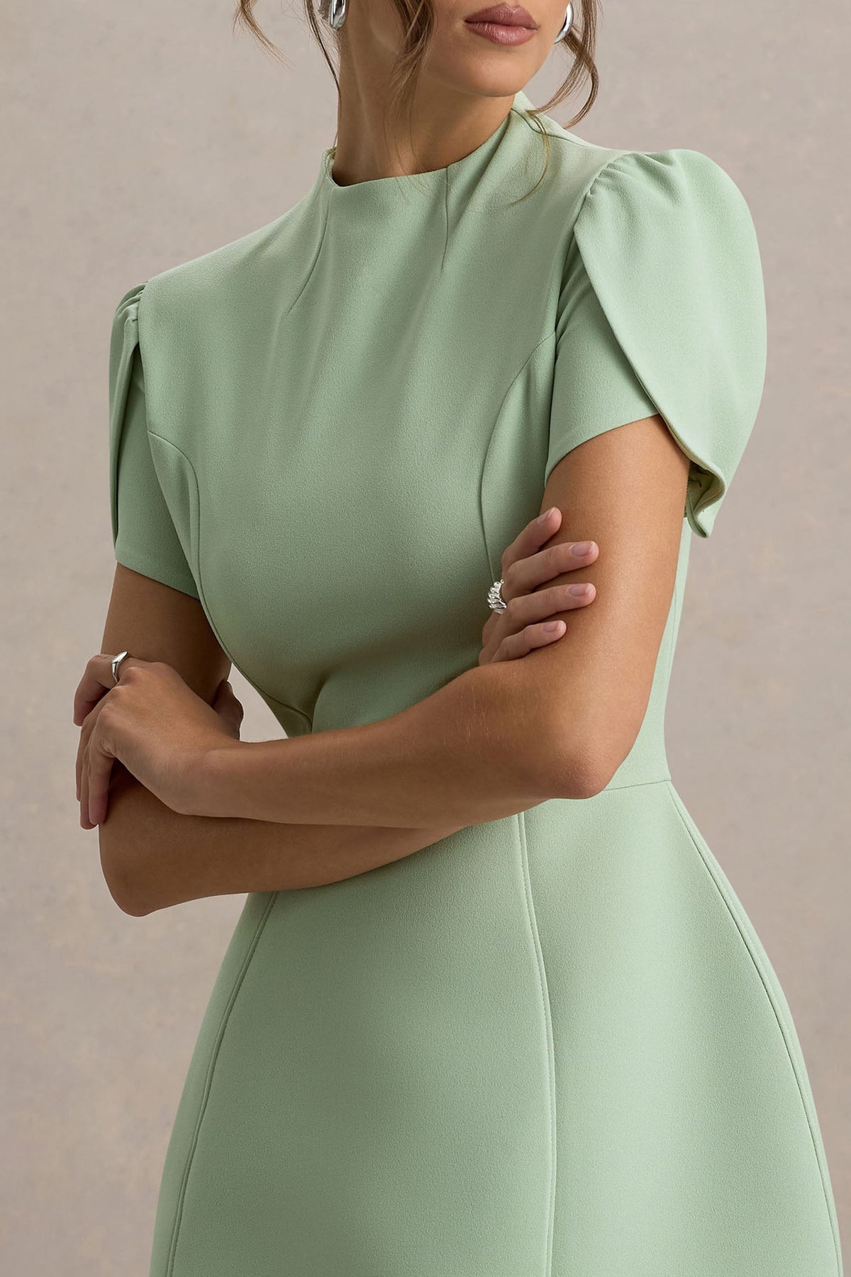 Carabella | Hellgrünes Minikleid mit hohem Kragen und kurzen Ärmeln.