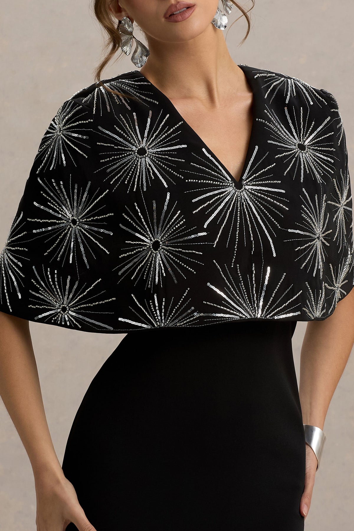 Agnella | Schwarzes Maxikleid mit Verzierungen und V-Ausschnitt