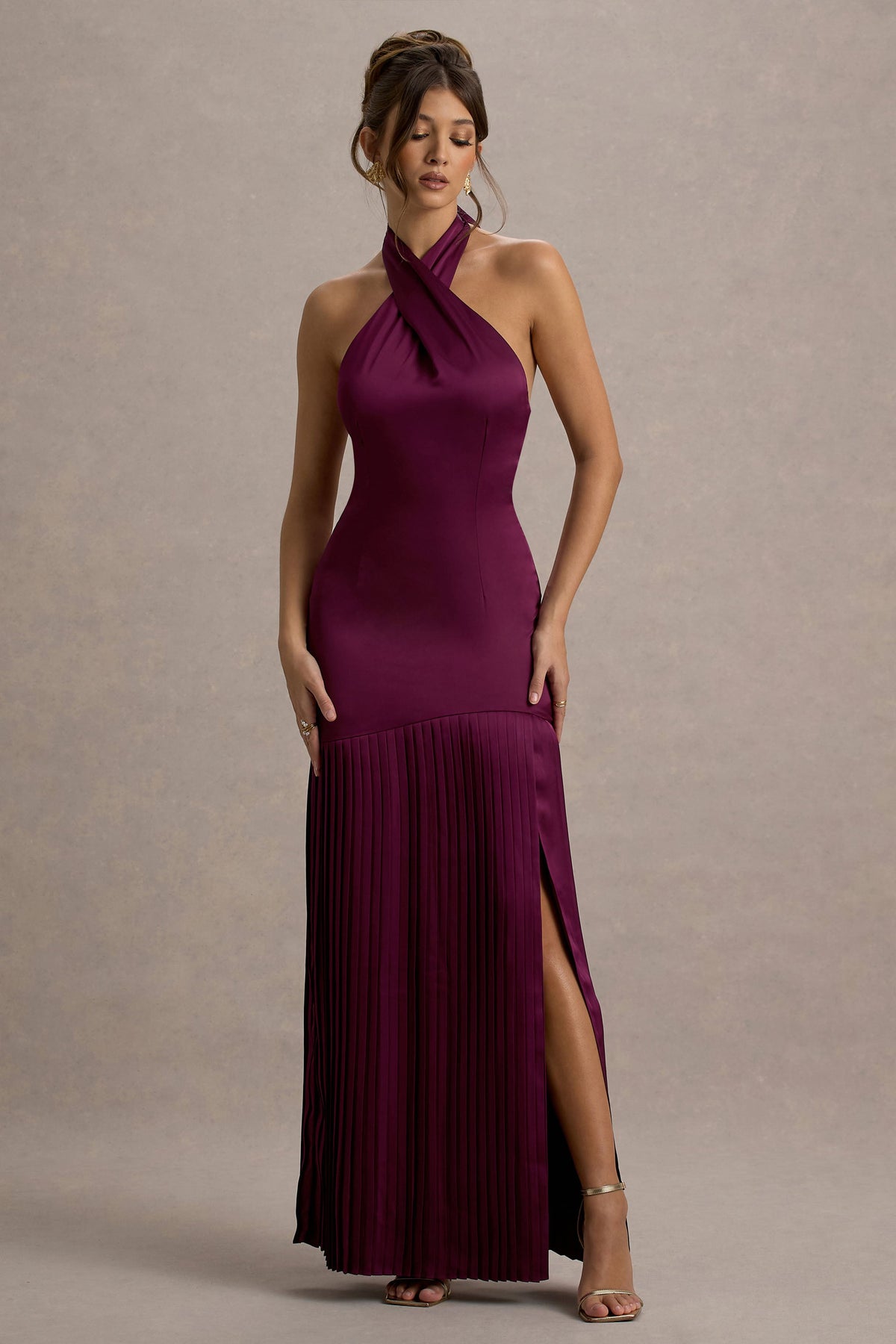 Sansa | Burgunderrote Satin-Plissee-Maxikleid mit überkreuztem Halterneck