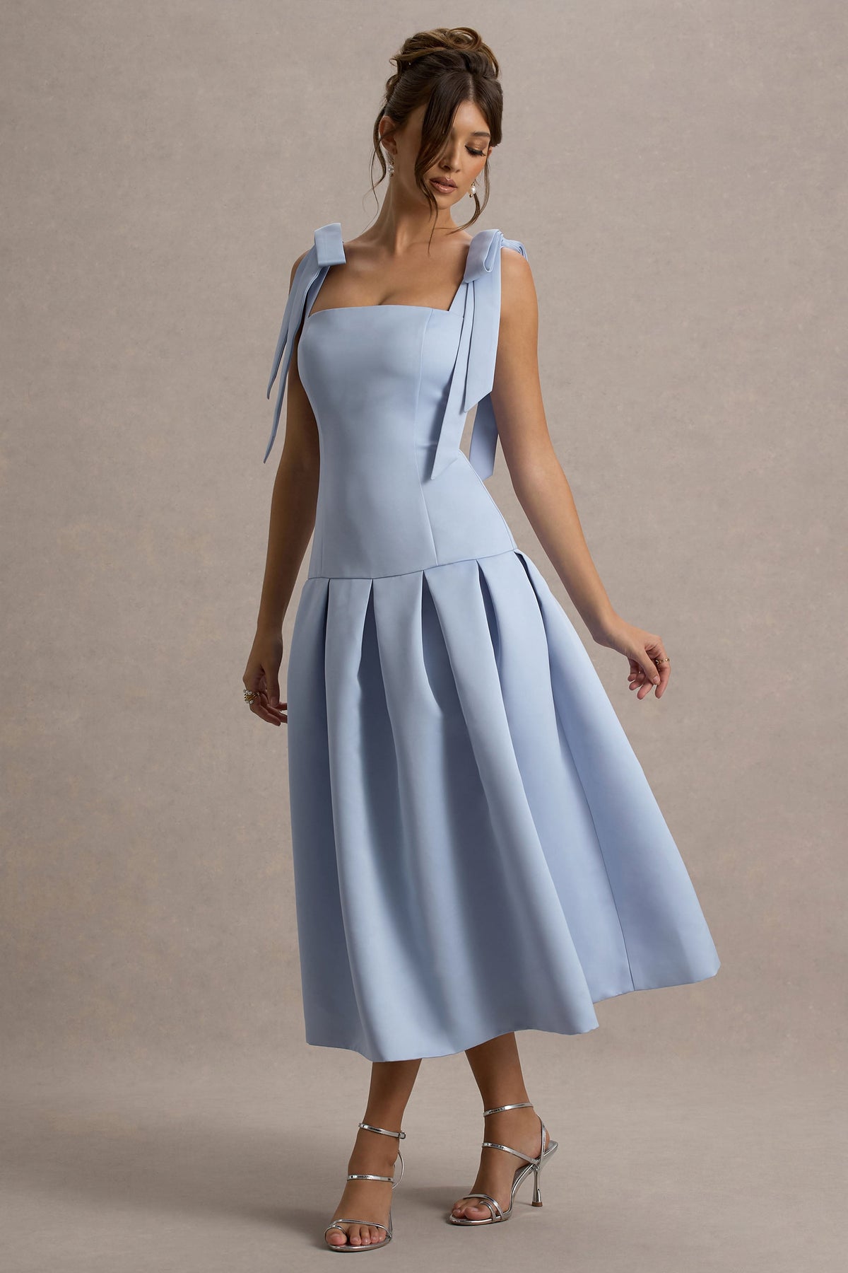 Alberta | Puderblaues Satin-Midikleid mit Schleifen-Trägern