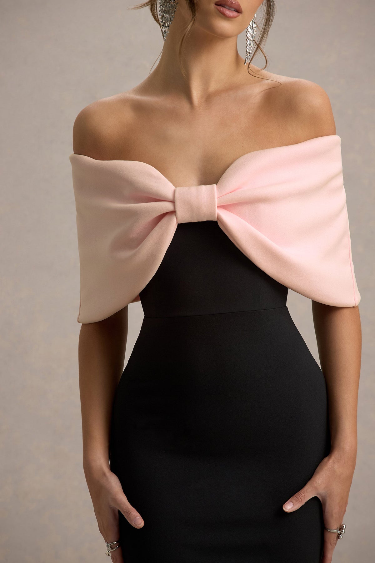 Cornelia | Rosa & Schwarzes Trägerloses Maxikleid mit Großer Schleife