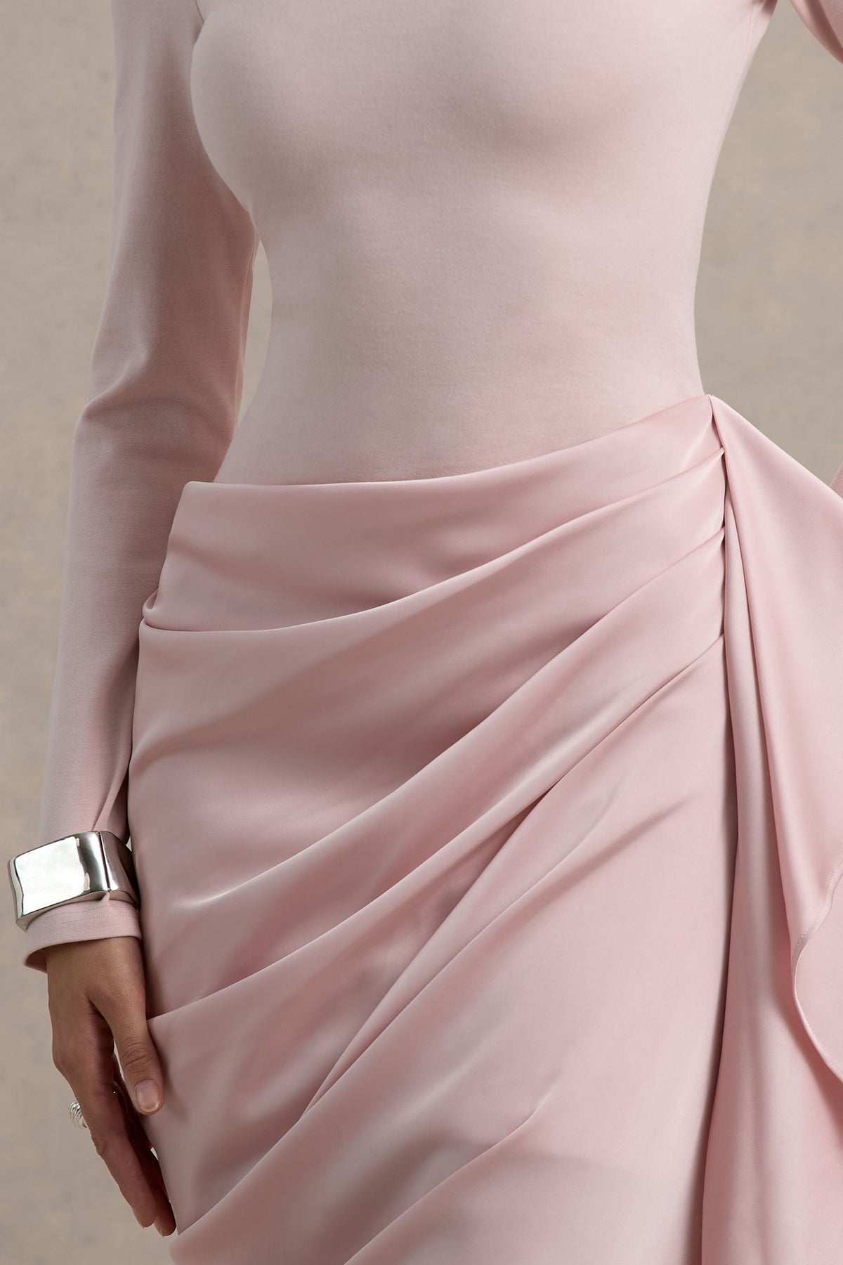 Raffie | Rosafarbenes Langarm-Midikleid mit Satin-Wickelrock