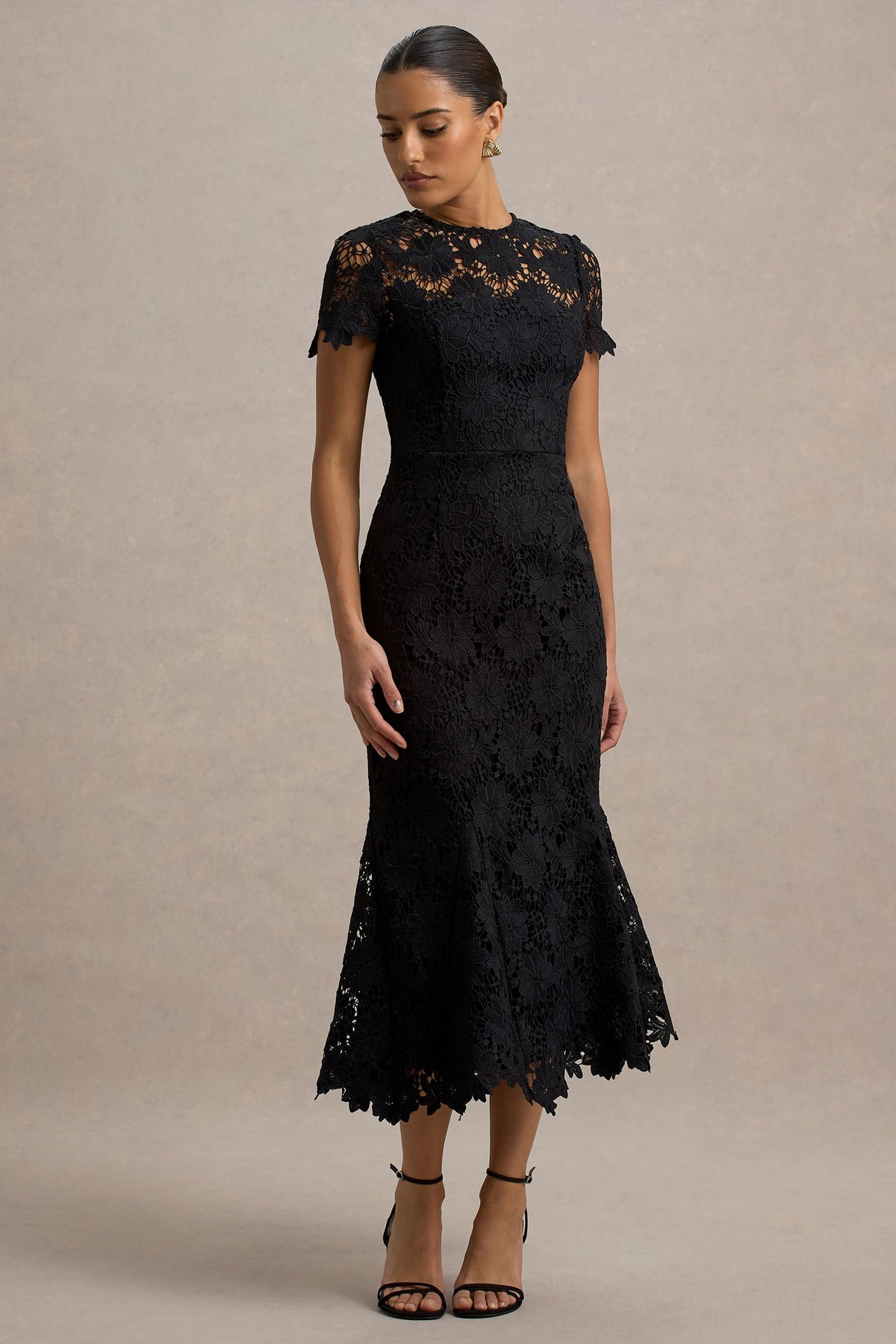 Clarissa | Schwarzes Spitzen-Midikleid mit kurzen Ärmeln und Faltenrock.