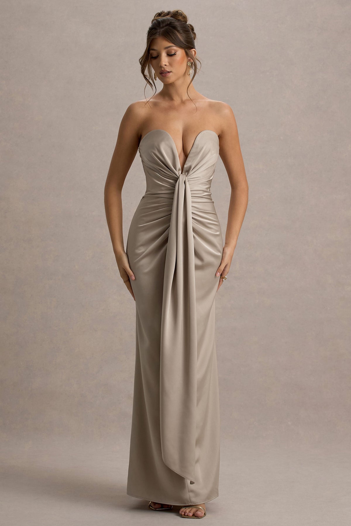 Mackenzie | Champagnerfarbiges Satin-Maxikleid mit tiefem Ausschnitt und Drapierung