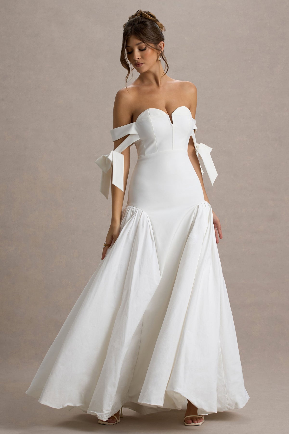 Ethel | Weißes und cremefarbenes Bardot-Maxikleid mit voluminösem Rock