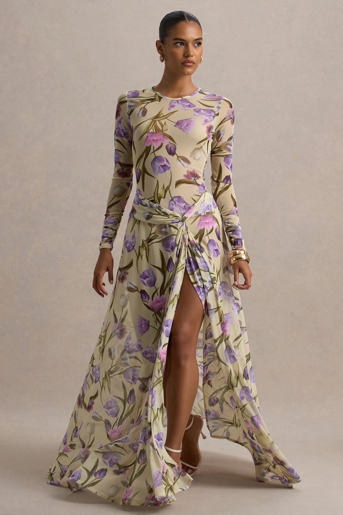 Koami | Gelbes Maxikleid mit Blumenmuster, langen Ärmeln und hohem Schlitz