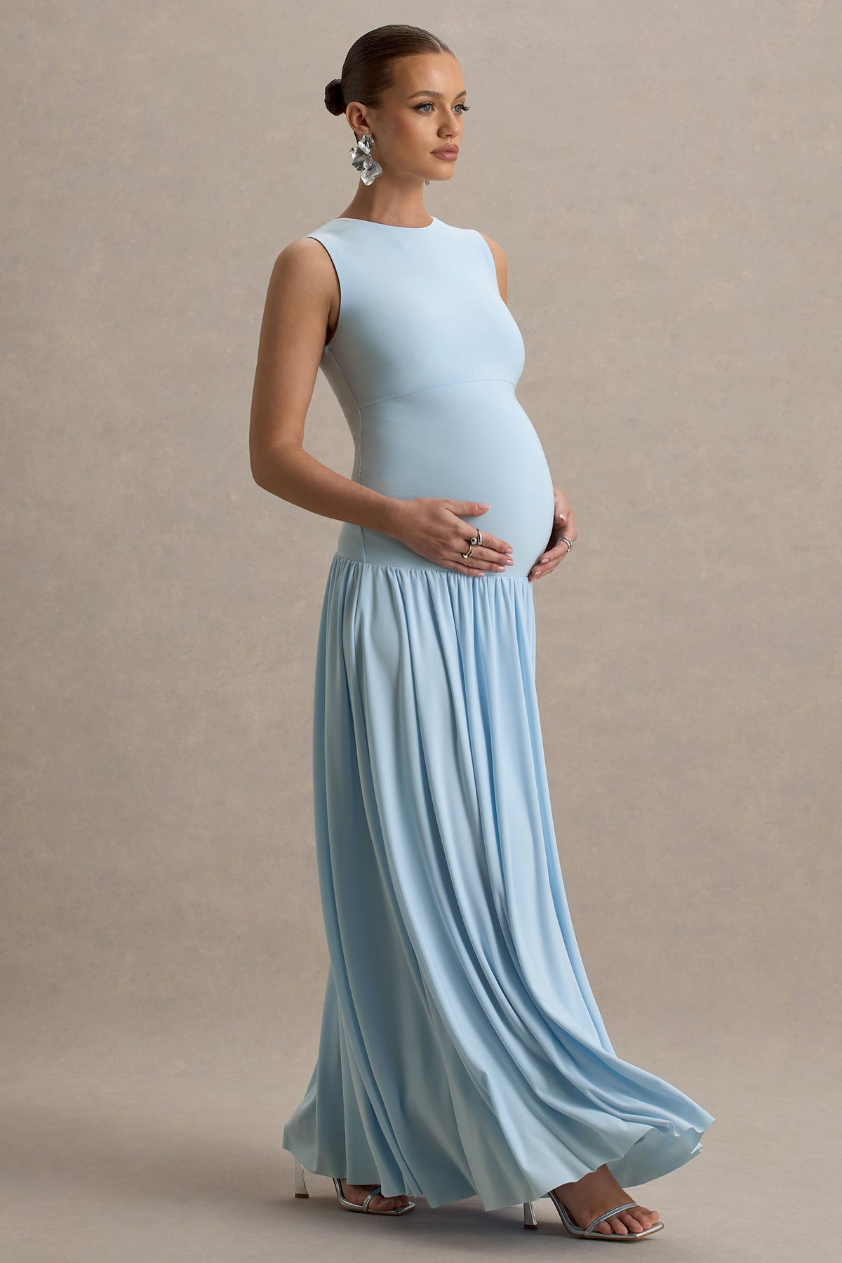 Outline | Puderblaues Umstands-Maxikleid mit hohem Kragen und drapiertem Rock