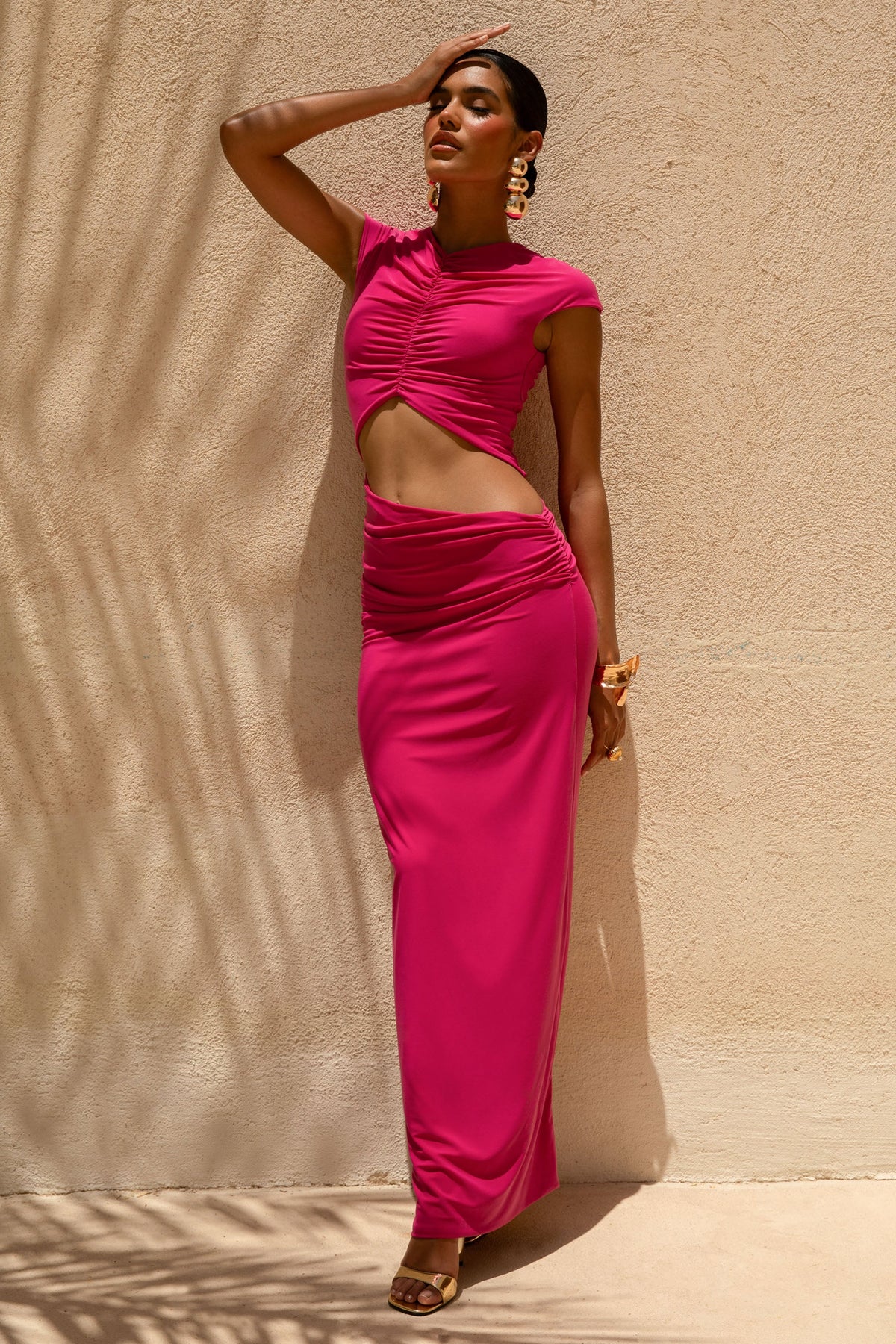 Pia | Knallpinkes Maxikleid mit kurzen Ärmeln und Cut-Outs