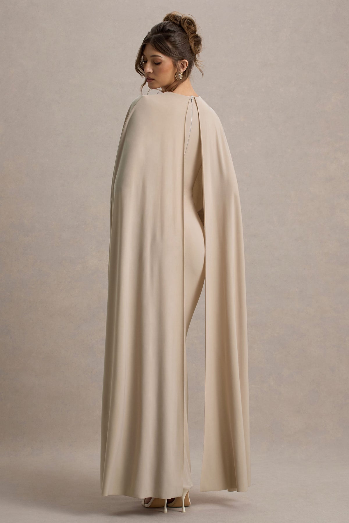 Belinda | Champagnerfarbiges drapiertes Maxikleid mit Capeärmeln