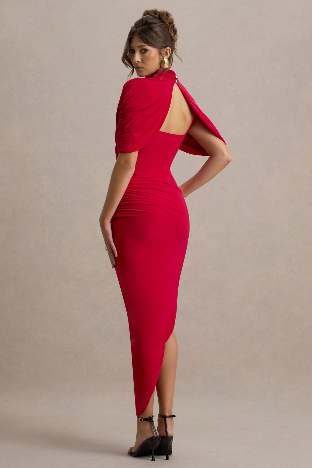 Enchant | Rotes asymmetrisches Midi-Kleid mit gedrehtem Cape