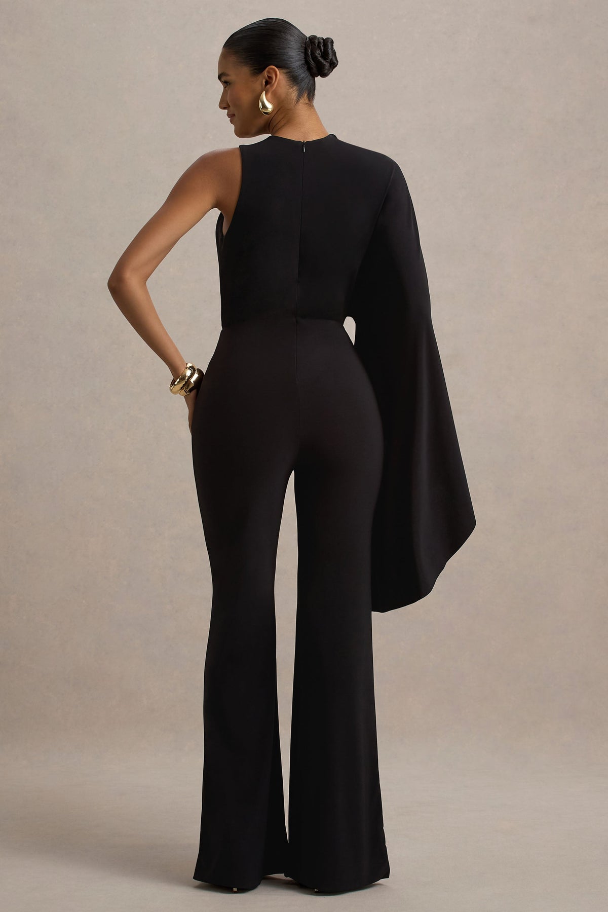 Asra | Schwarzer Jumpsuit mit hohem Kragen, ausgestelltem Bein und Cape-Ärmel