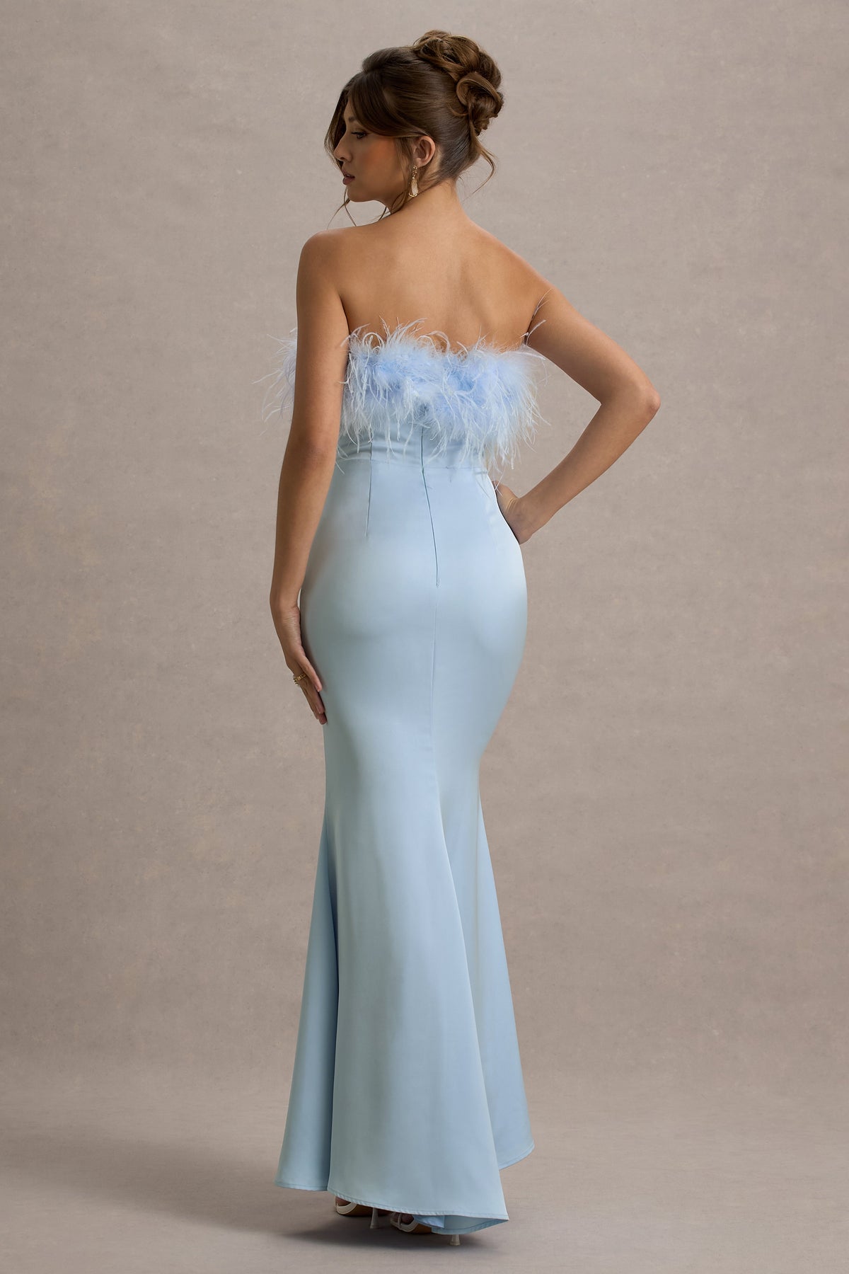 Dress For It | Puderblaues Satin-Maxikleid mit Federbesatz und Bandeau-Ausschnitt