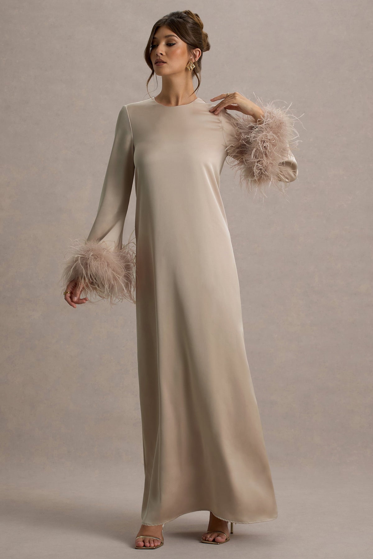 Adella | Champagnerfarbenes Satin-Maxikleid mit Federsaum
