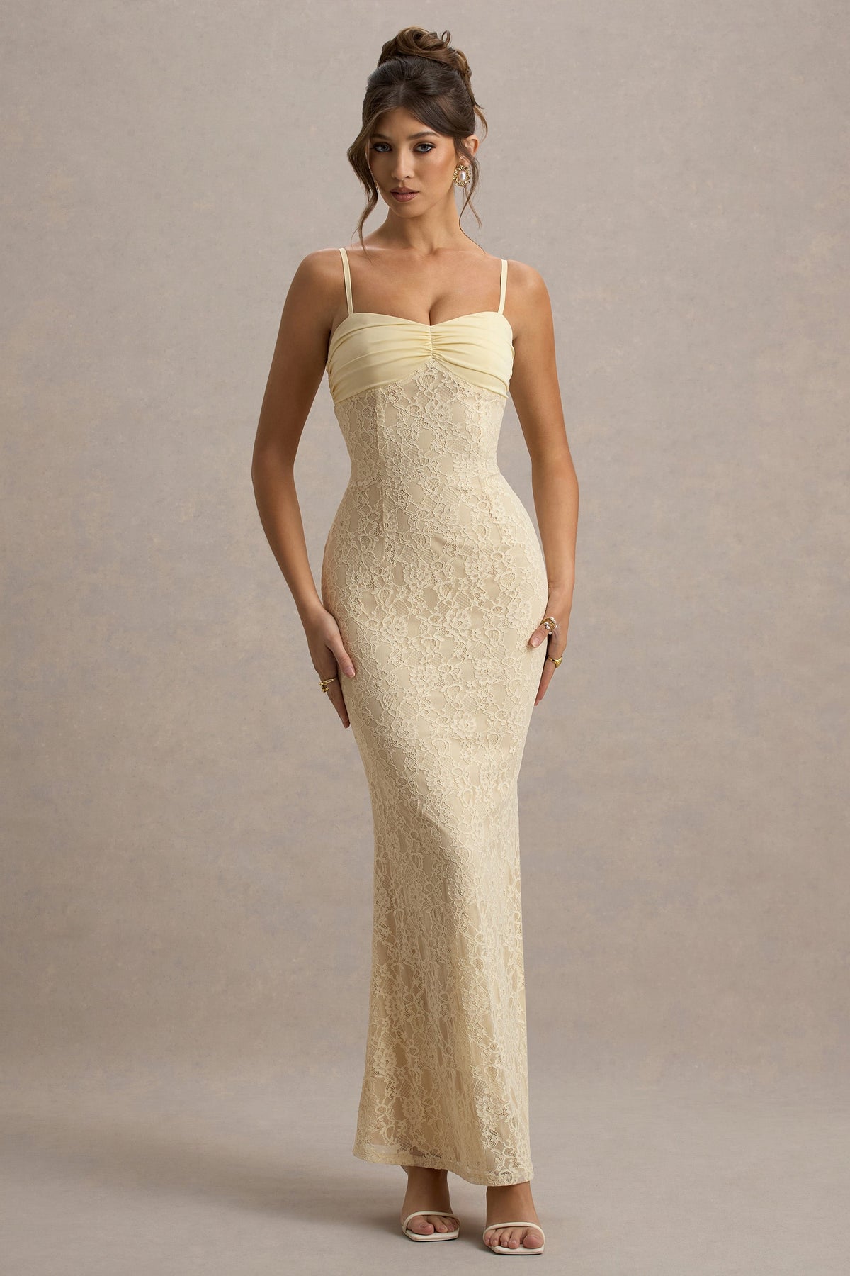 Felicia | Blassgelbes Maxikleid aus Satin mit Herzausschnitt und Spitzendetails.