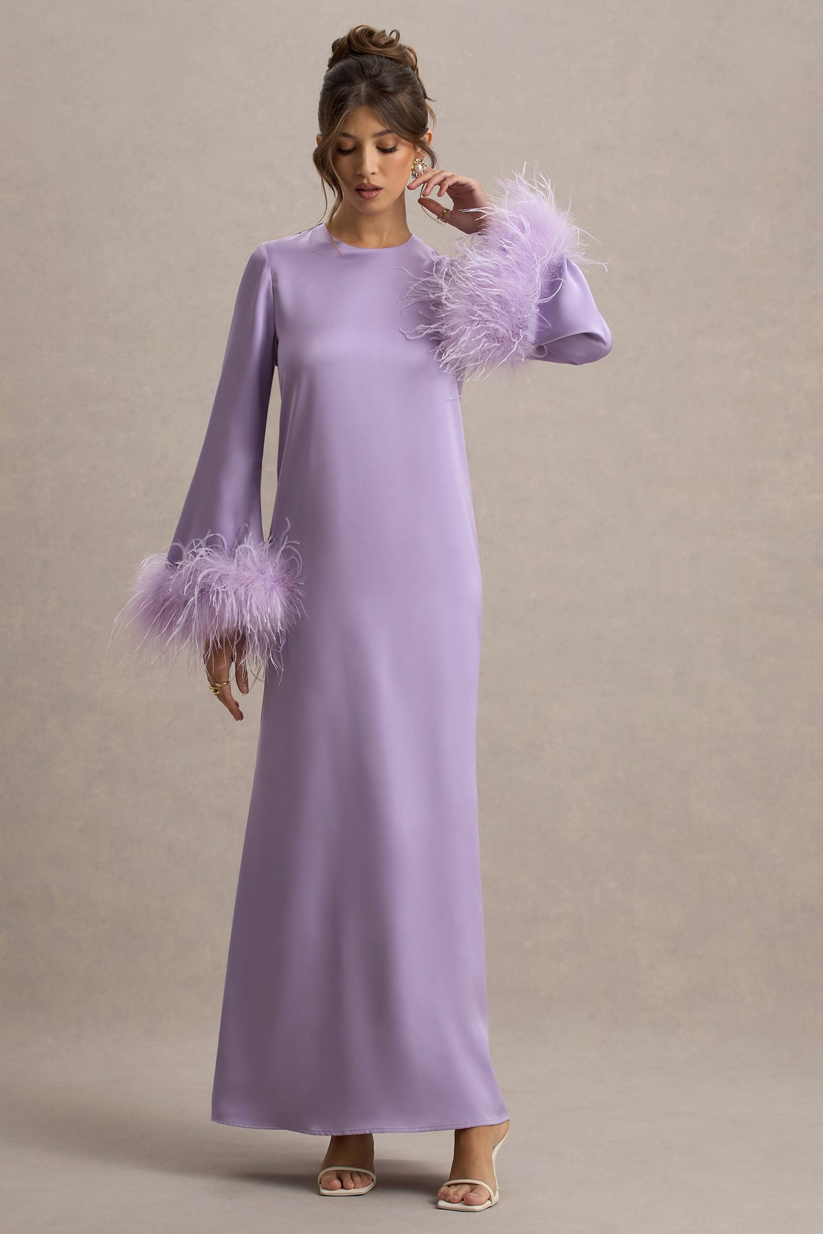 Adella | Fliederfarbenes Satin-Maxikleid mit Federsaum