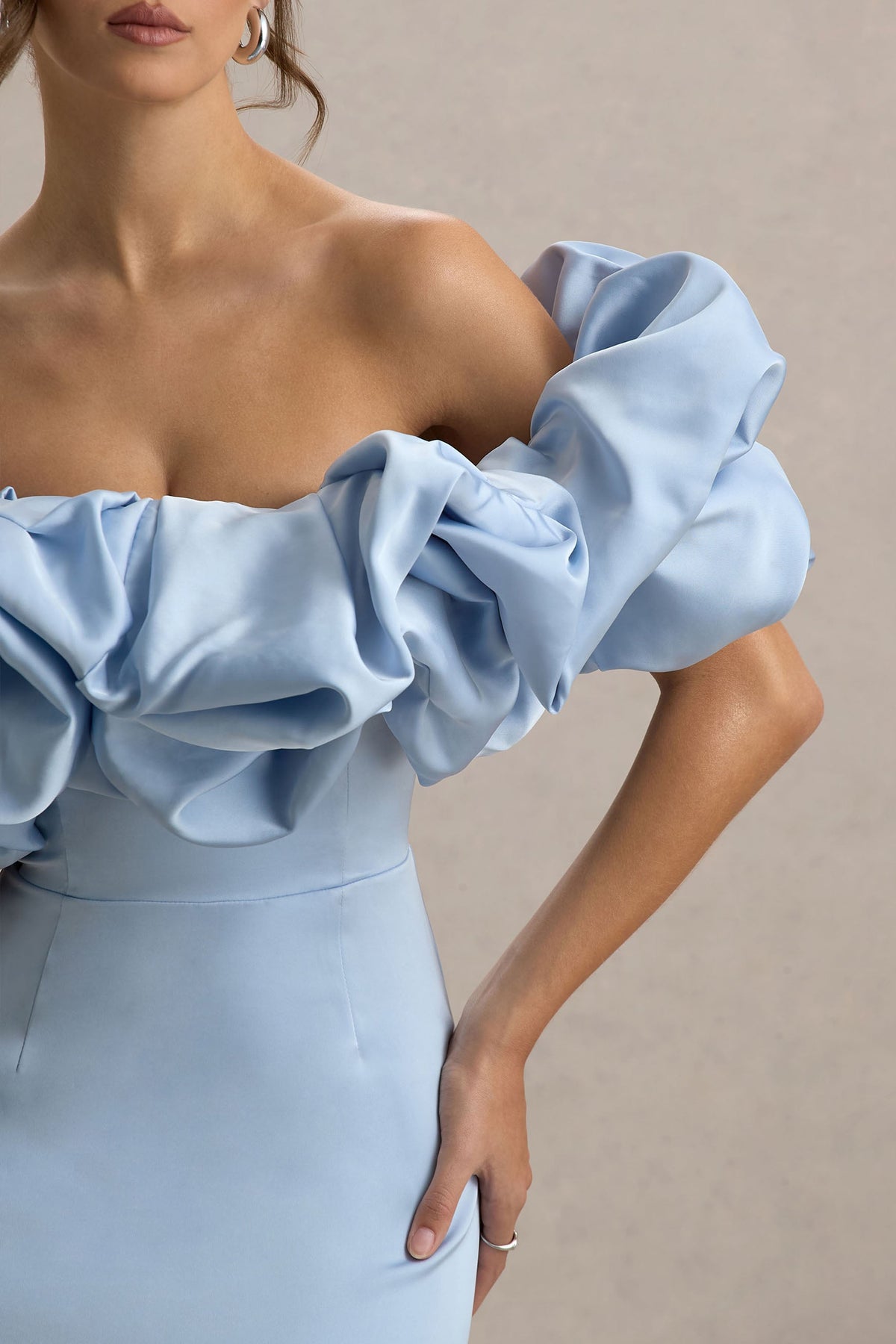Allie | Puderblaues Bardot-Maxikleid mit Puffärmeln
