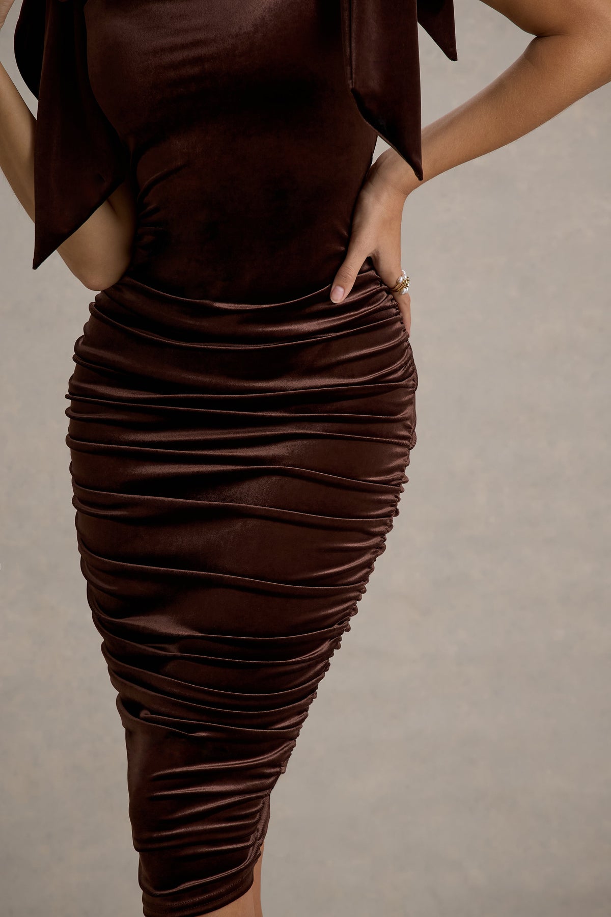 Tarna | Braunes Samt-Midikleid mit Schleifen-Trägern