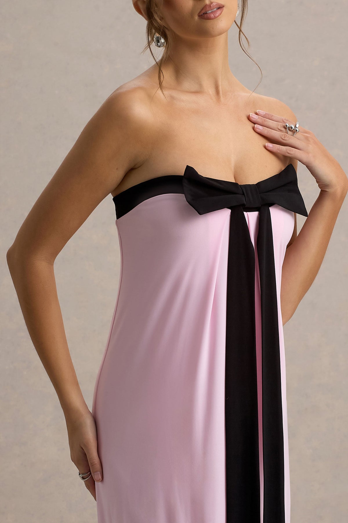 Mckenna | Rosa schulterloses Maxikleid mit schwarzer Schleife