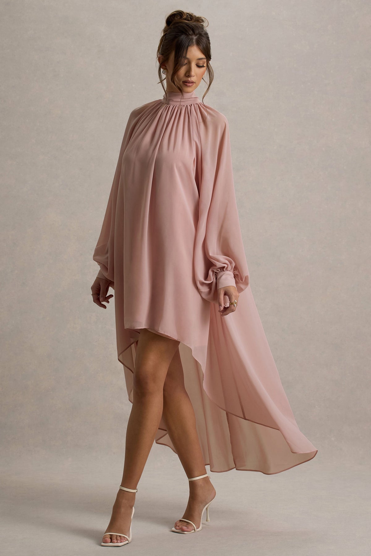 Delphia | Blassrosa Maxikleid mit hohem Kragen und High-Low-Saum