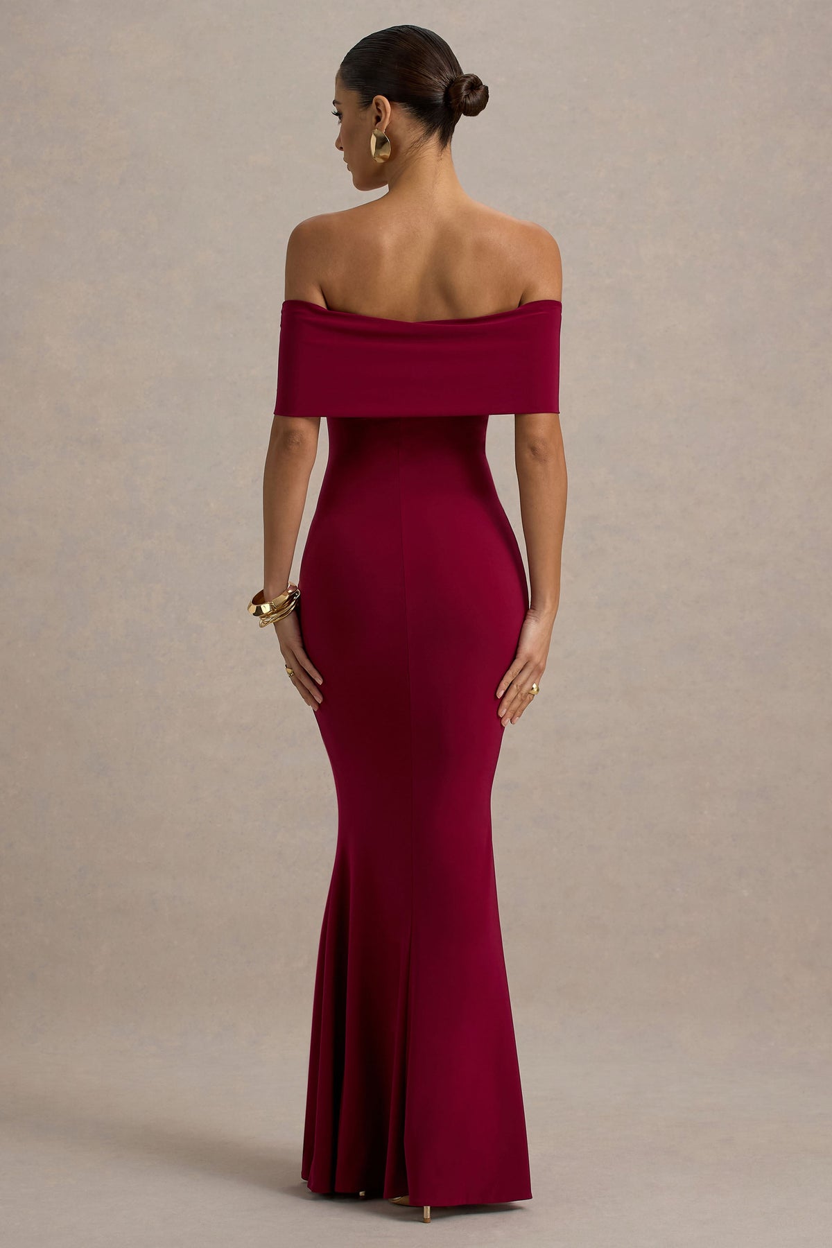 Delma | Burgunderfarbiges Bardot-Maxikleid mit Drapierung.