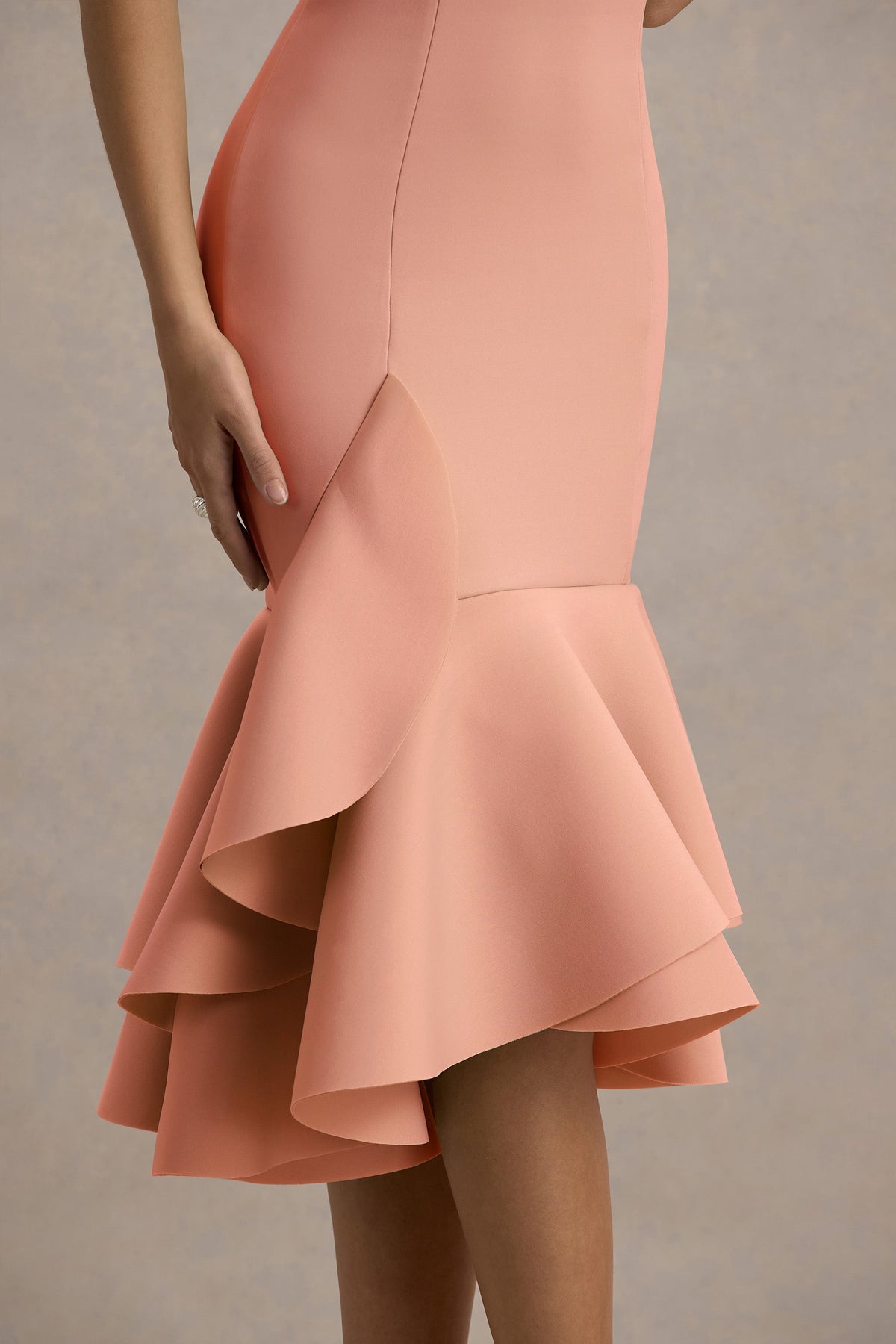 Arla | Rosa Midikleid mit Halterneck und Rüschenbesatz