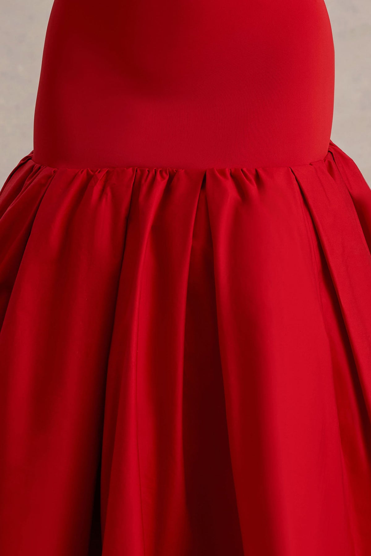 Parida | Rotes Popeline-Midikleid mit tiefer Taille und Schößchensaum