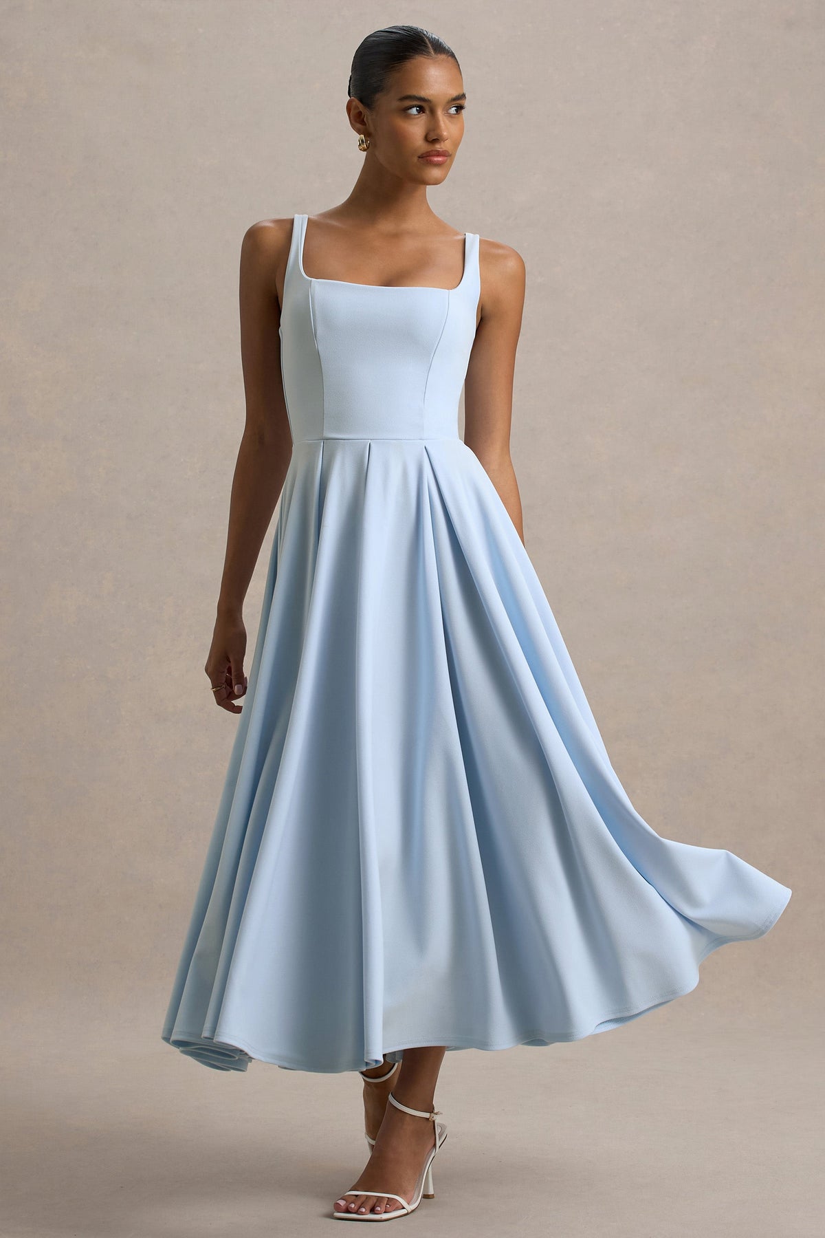Parina | Puderblaues Midikleid mit Trägern und Volantsaum