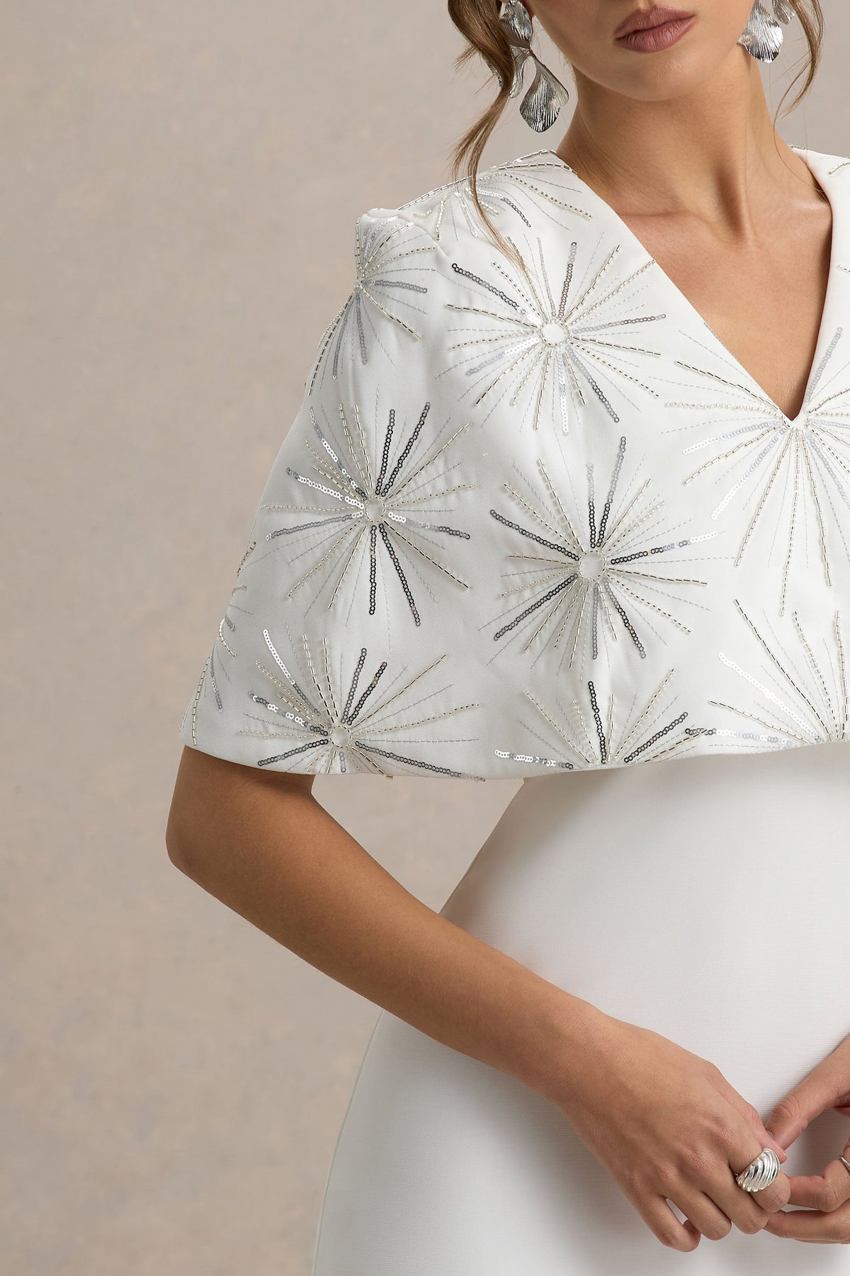 Agnella | Weißes Maxikleid mit Verzierungen und V-Ausschnitt