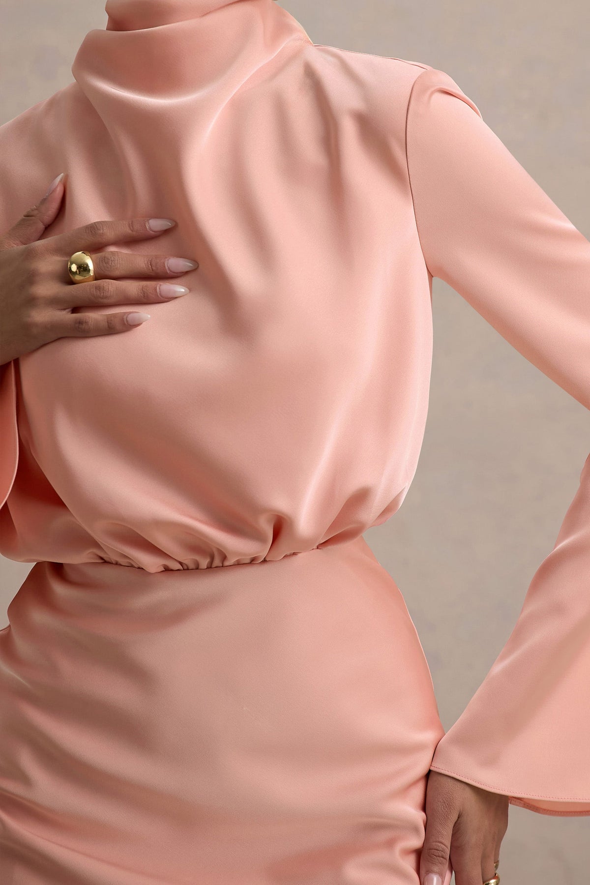 Celina | Hellrosa Satin-Maxikleid mit hohem Kragen