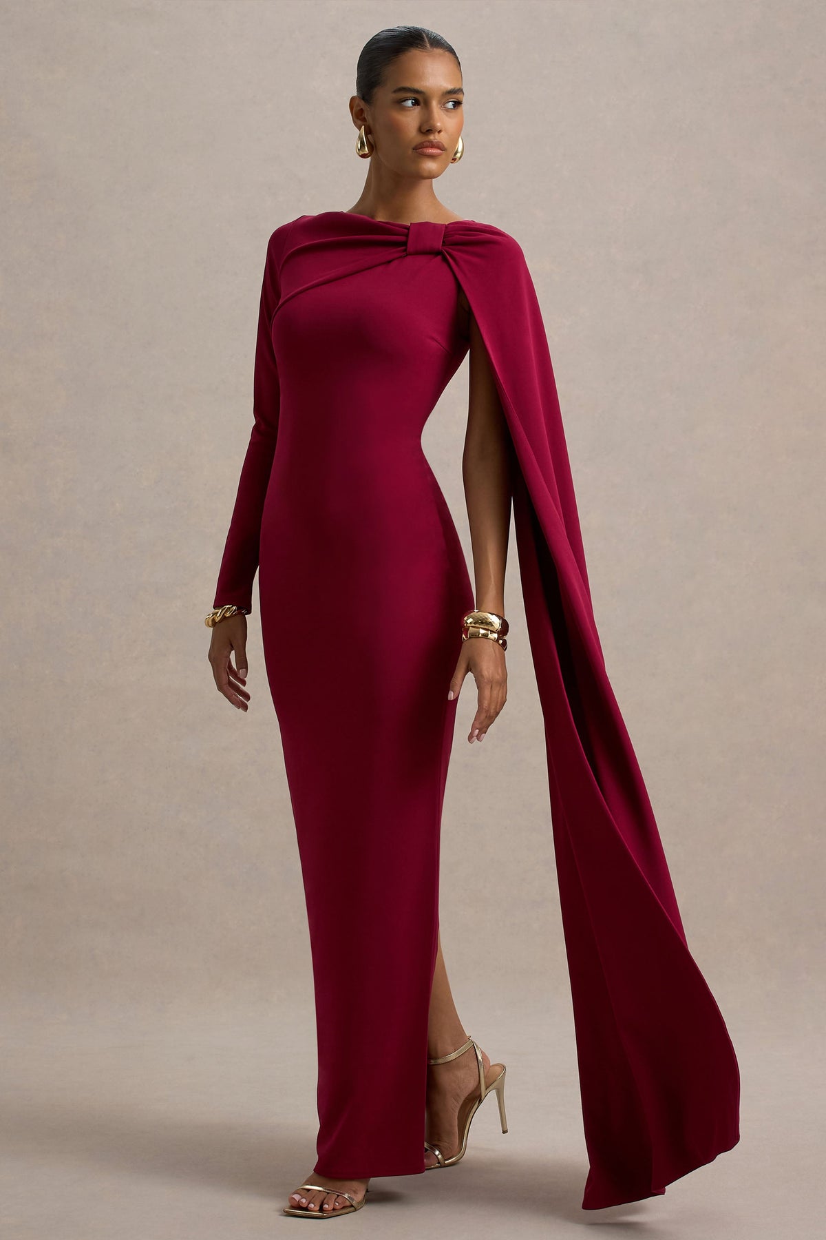 Frances | Burgunderrotes Maxikleid mit hohem Kragen und Cape-Detail.