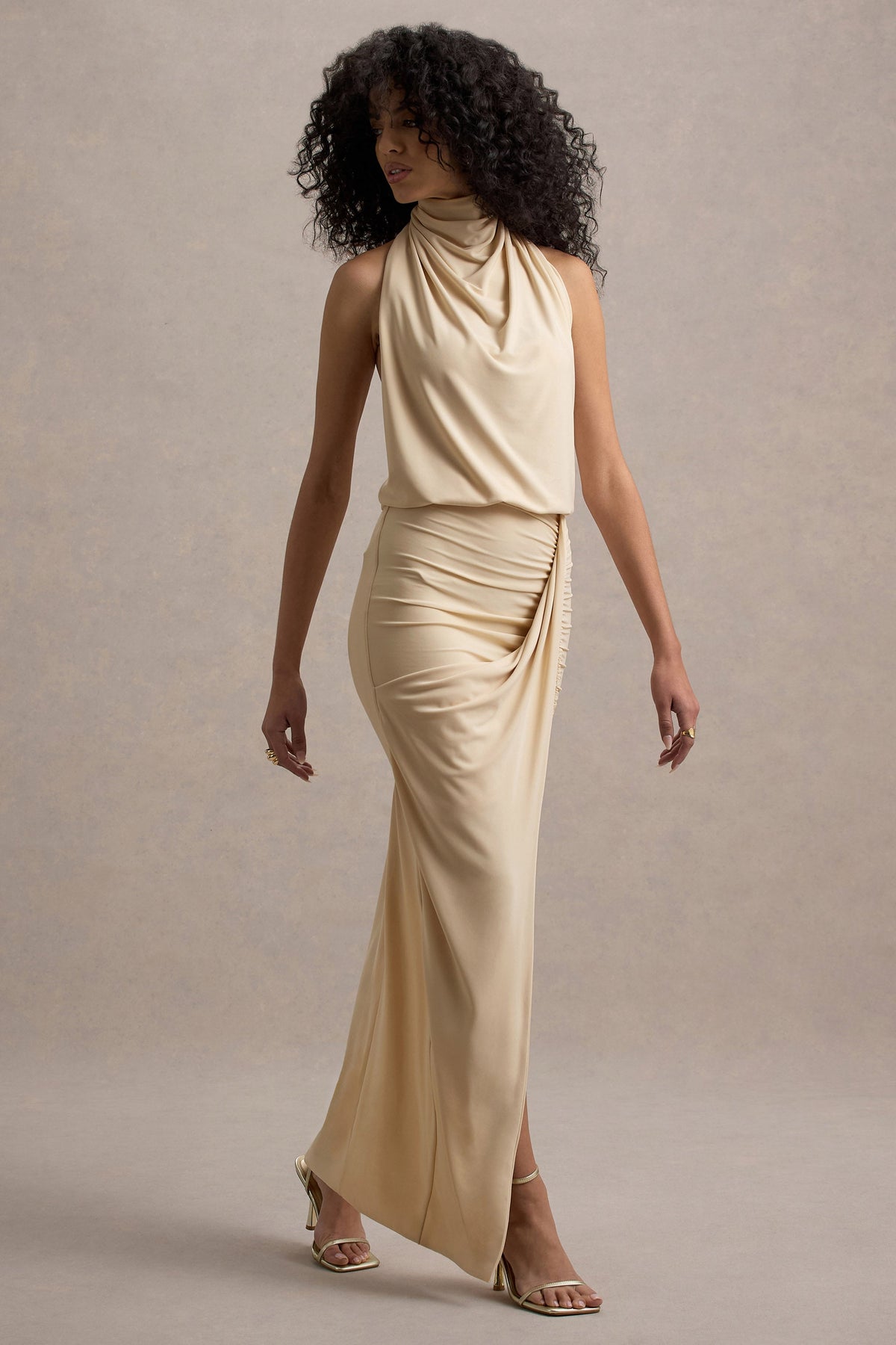 Hayden | Sandfarbenes Maxikleid mit hohem Kragen und drapiertem Schlitz