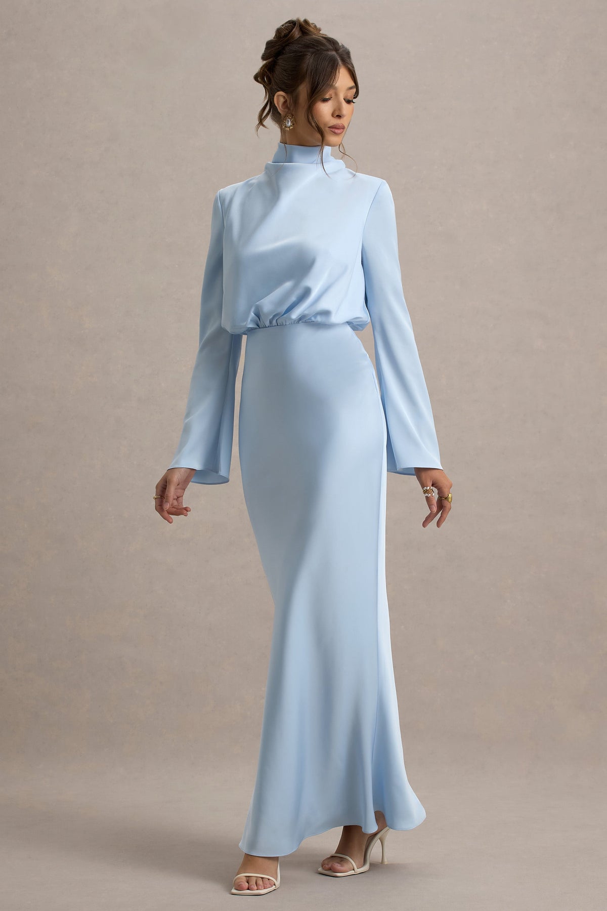 Celina | Puderblaues Satin-Maxikleid mit hohem Ausschnitt