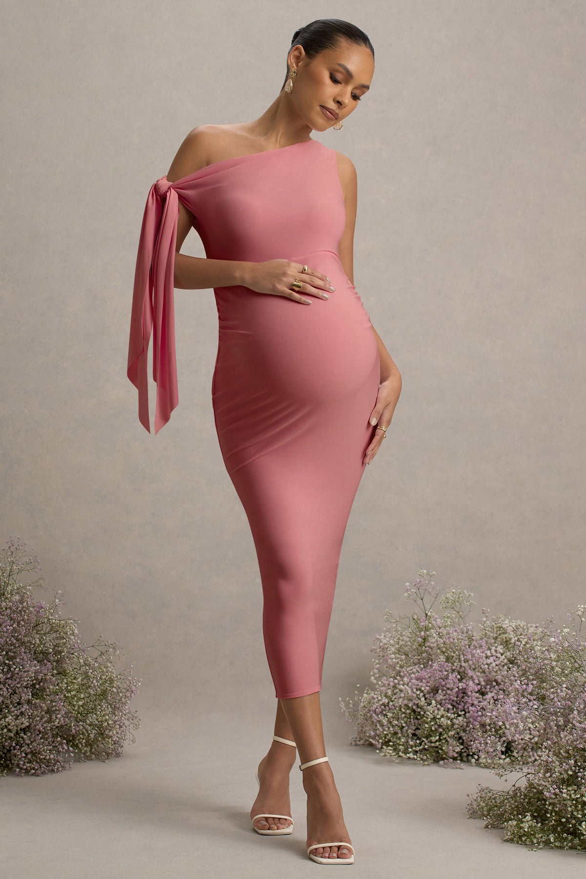 Katarine | Rosa asymmetrisches Umstands-Midikleid mit Knoten.
