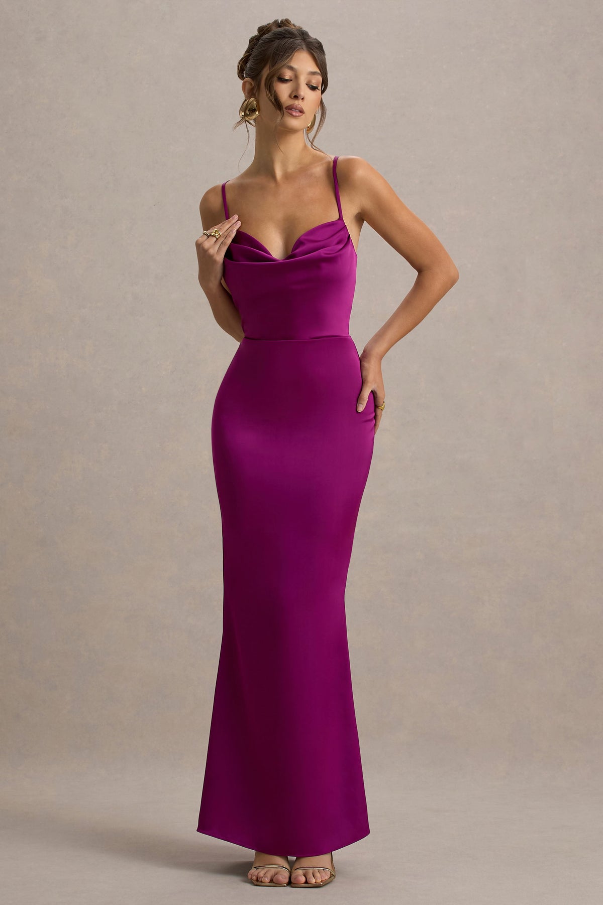 Gia | Dunkelrosa Satin-Maxikleid mit Wasserfallausschnitt