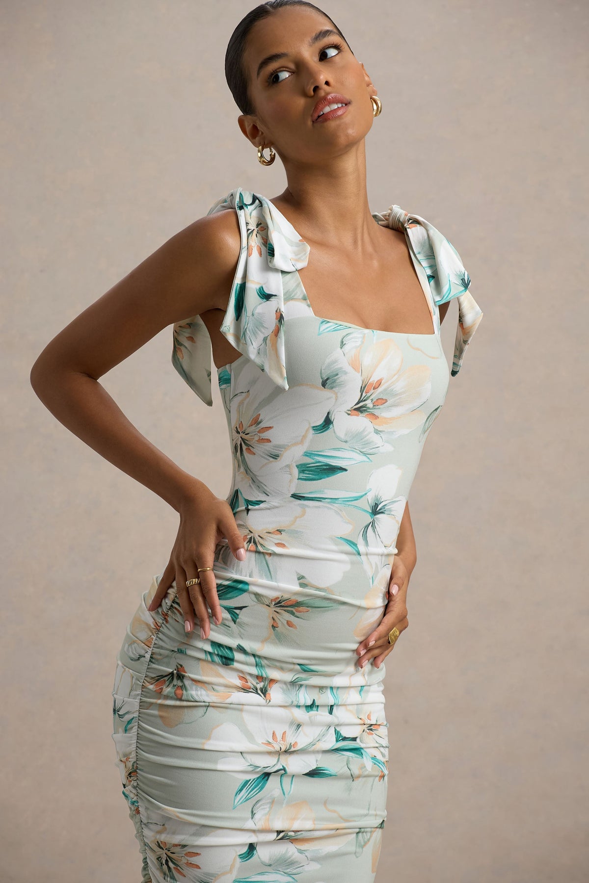 Cordelia | Grünes Bodycon-Midikleid mit Blumenmuster und Schleifen-Trägern