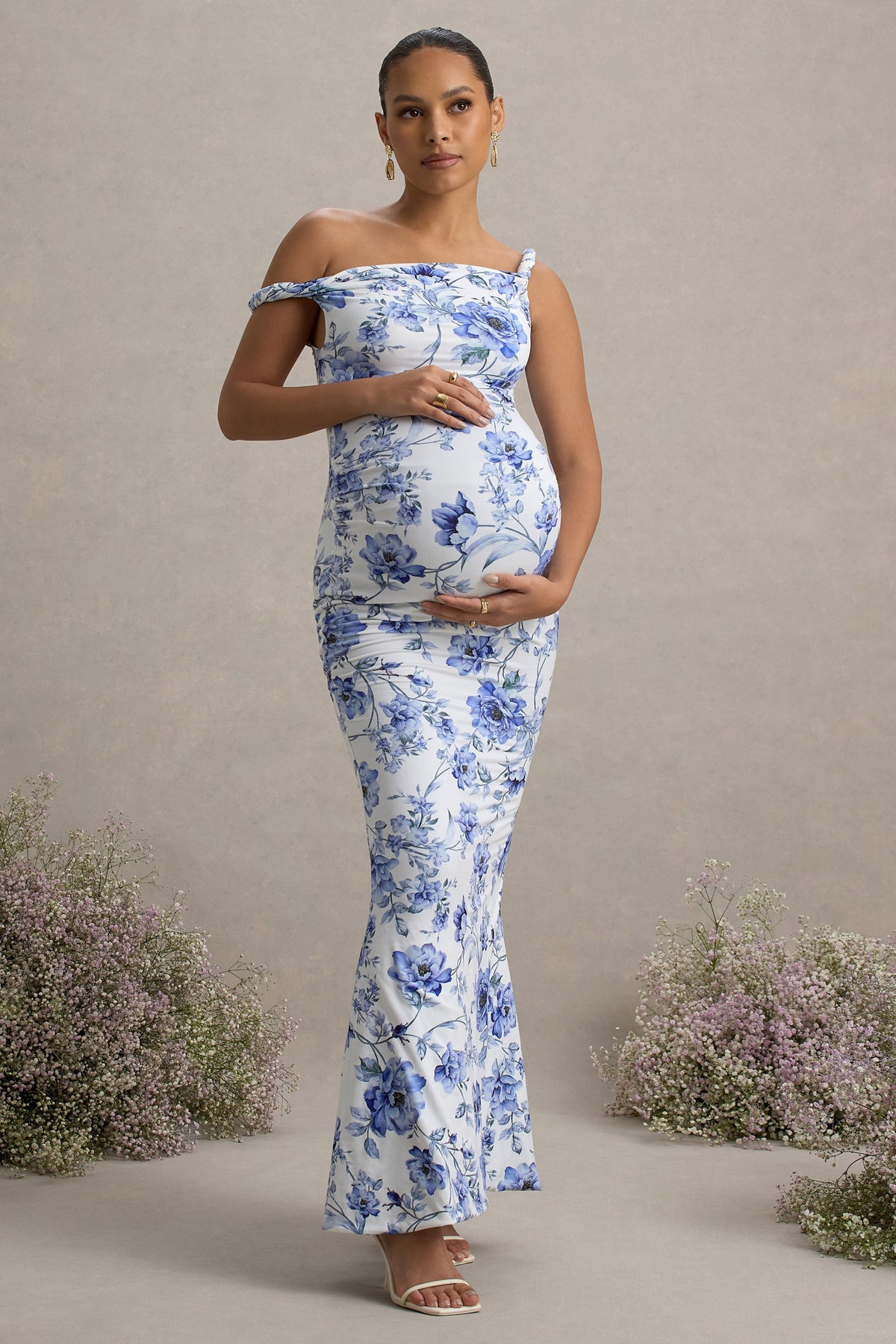 Lita | Blaues Maxikleid mit Blumenmuster, gedrehtem asymmetrischem Design und Umstandsschnitt