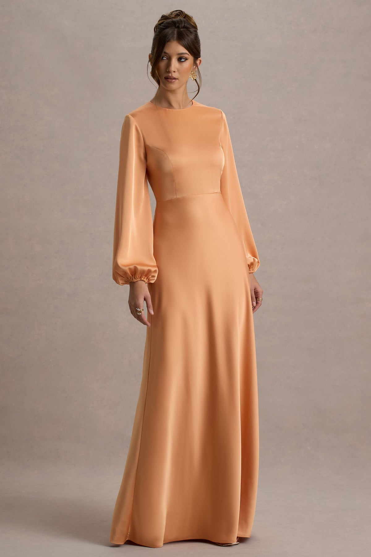 Crawley | Pfirsichfarbenes Satin-Maxikleid mit Puffärmeln