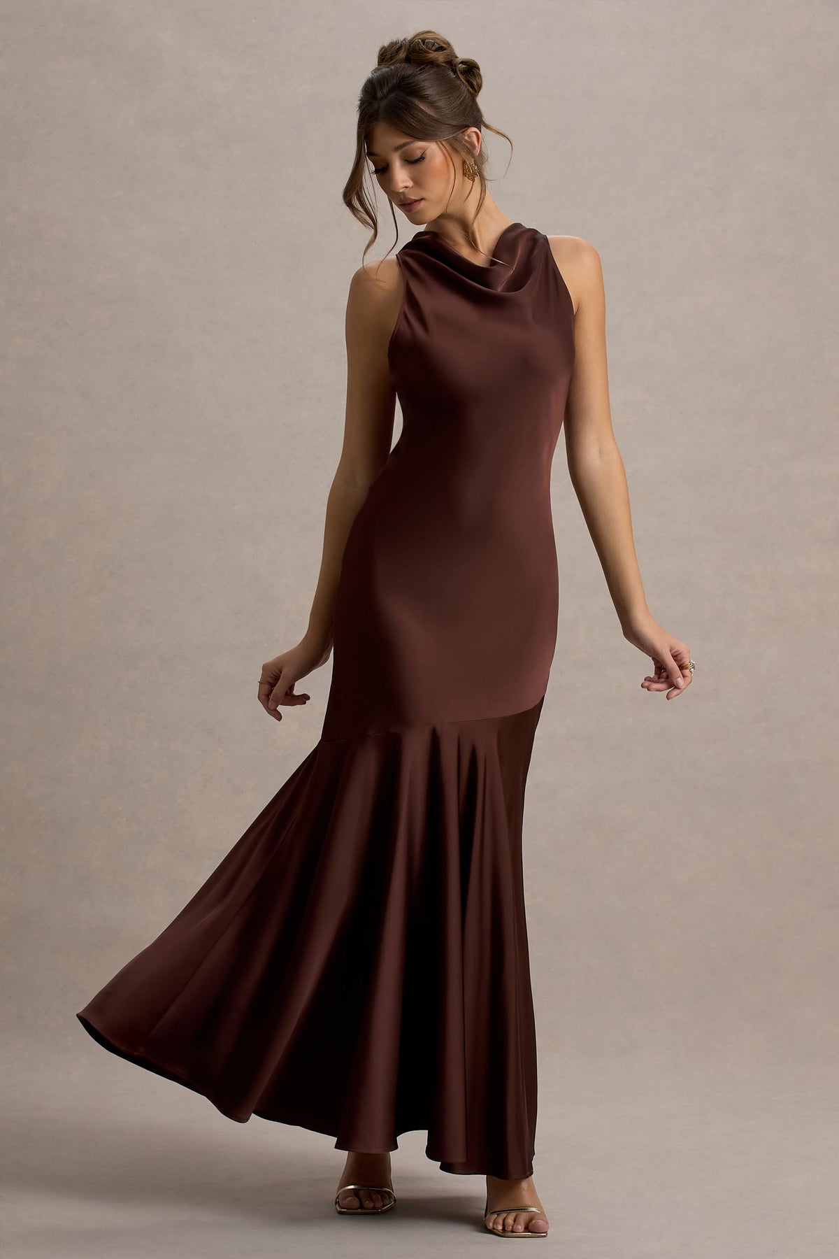 Amelita | Braunes Satin-Maxikleid mit Wasserfallausschnitt