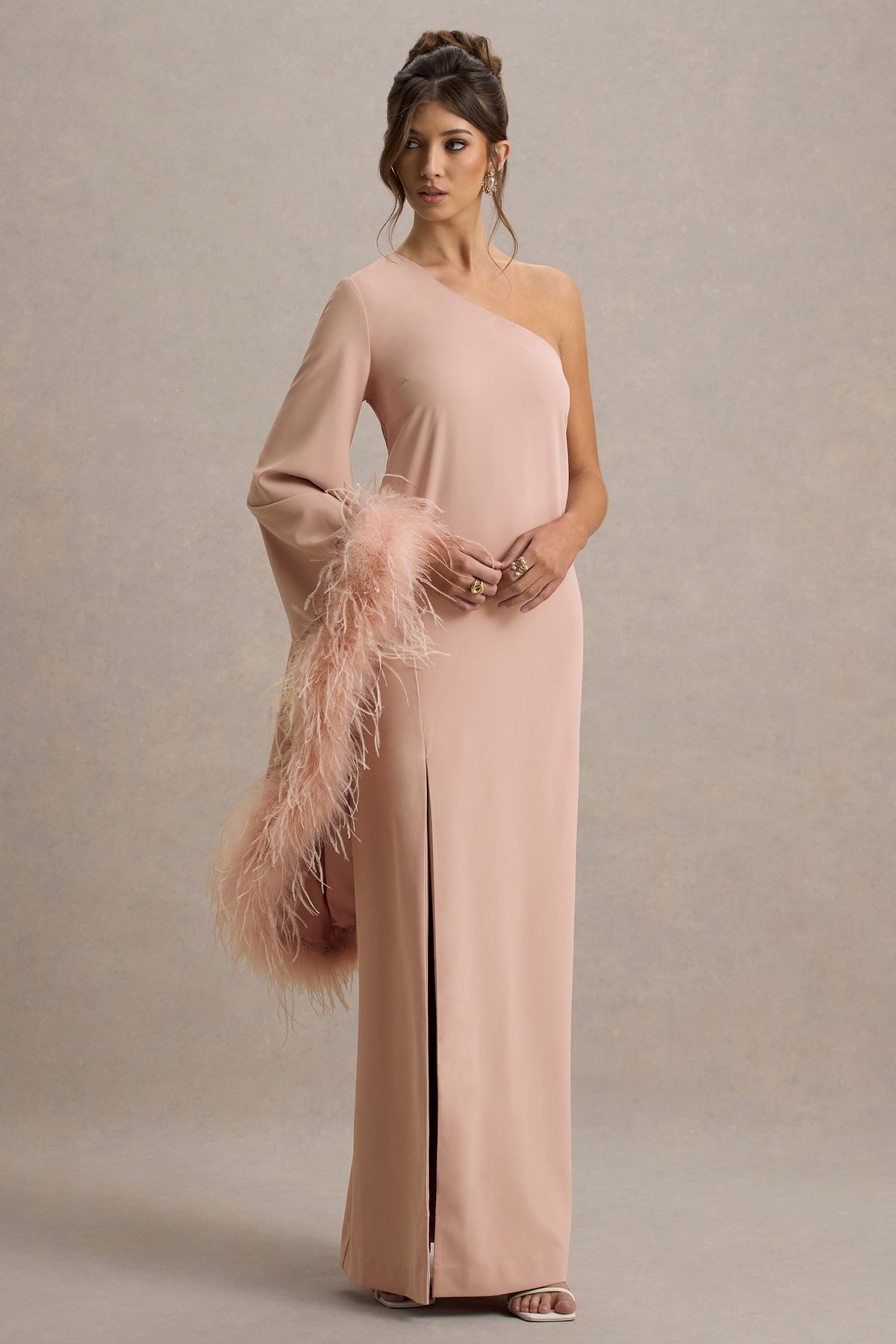 Armina | Blassrosa One-Shoulder Maxi-Kleid mit Federbesatz