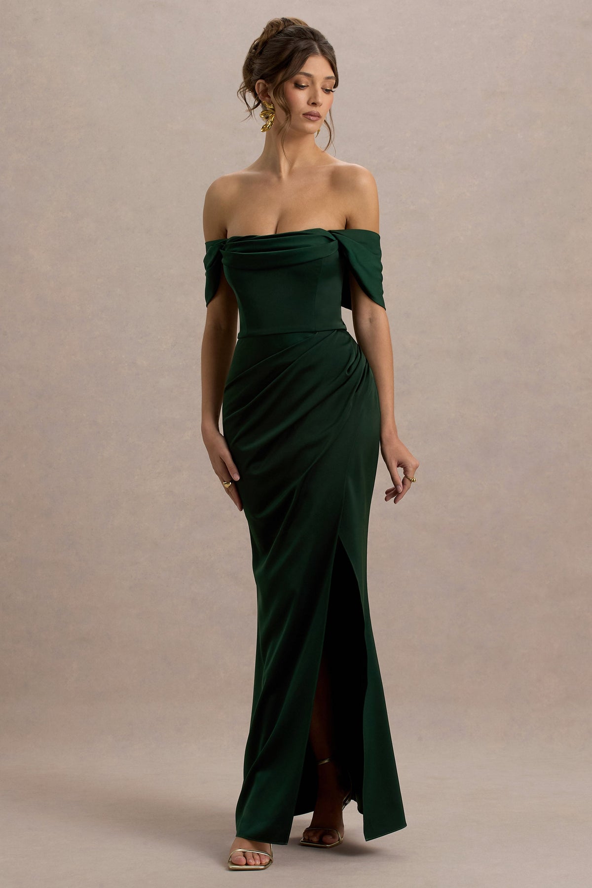 Annie | Smaragdgrünes Satin-Bardot-Maxikleid mit Wickelrock und Schlitz