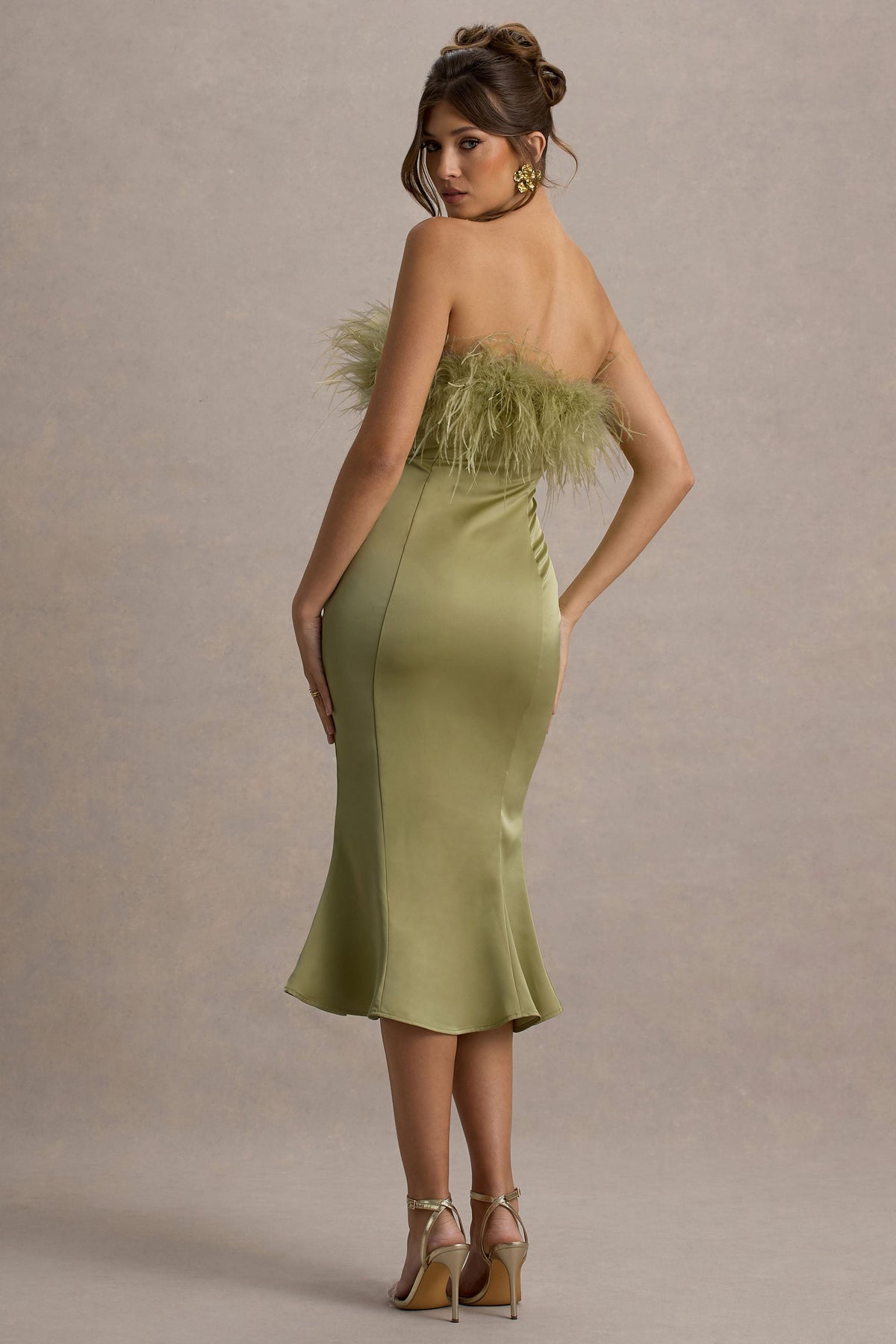 One And Only | Hellgrünes Satin-Bandeau-Midikleid mit Federbesatz