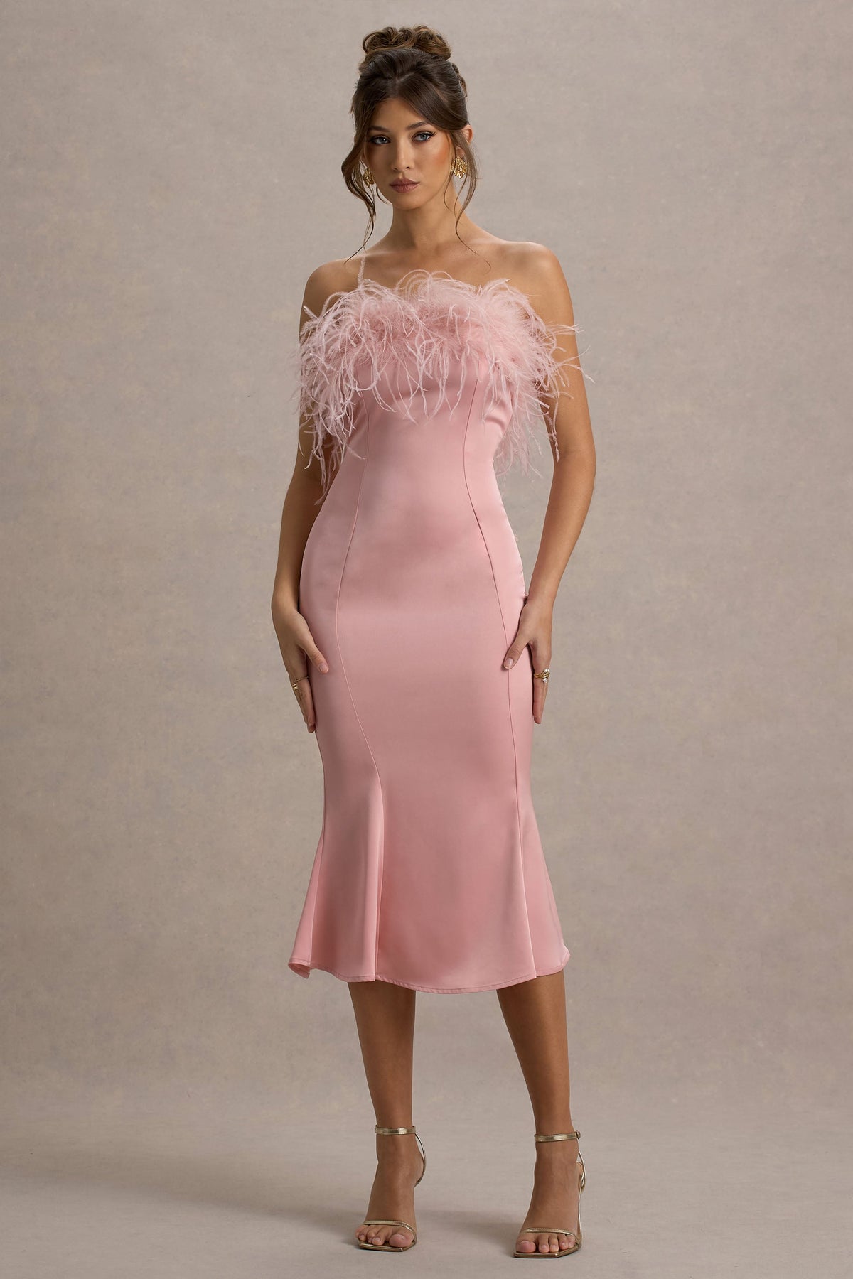One And Only | Hellrosa Satin-Bandeau-Midikleid mit Federbesatz
